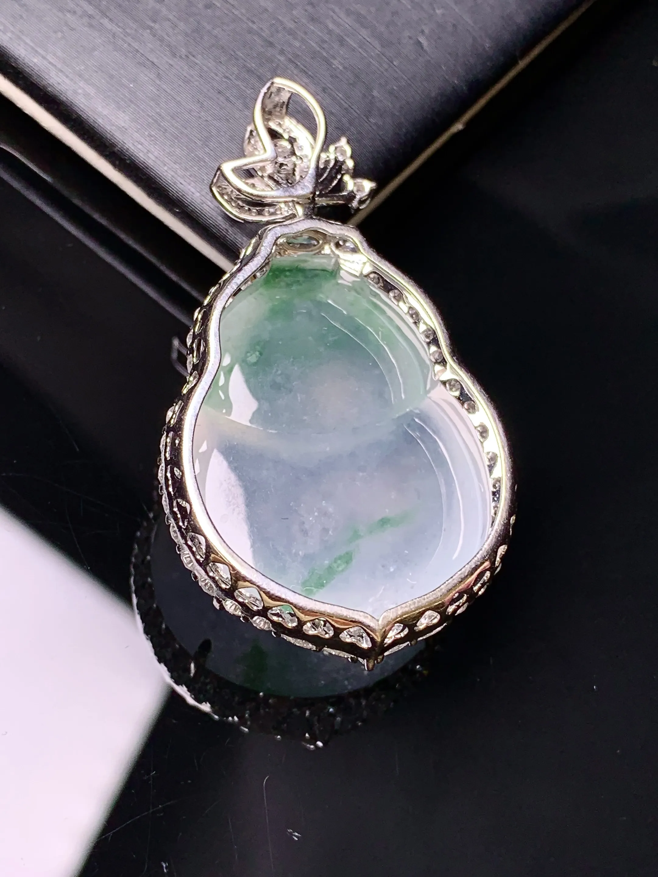 18k金钻镶嵌冰种飘绿葫芦吊坠 玉质细腻 色泽艳丽清新 整体尺寸41.2*23.2*10.8