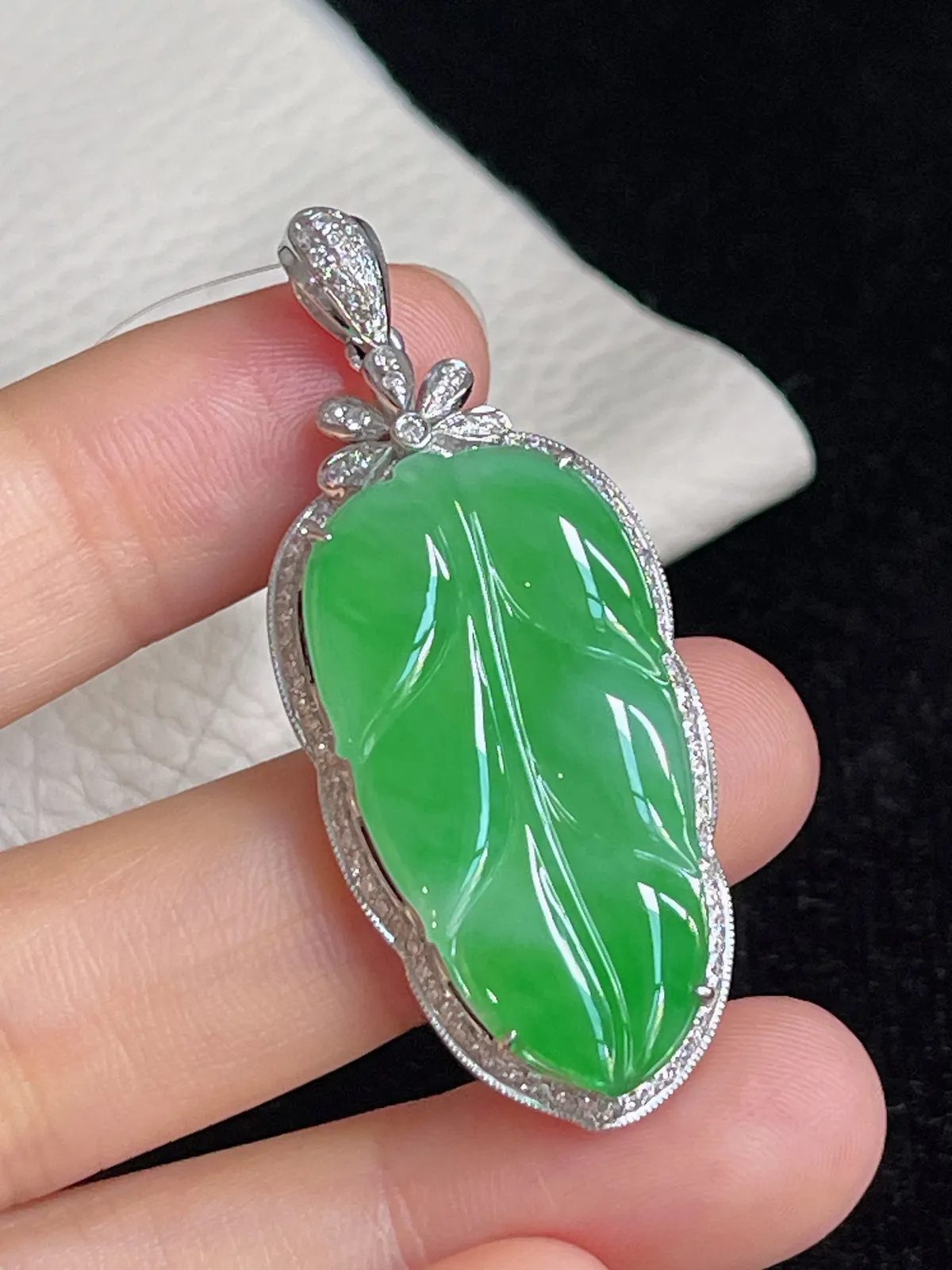 翡翠冰糯种飘绿叶子，印记：G18K,伴钻石