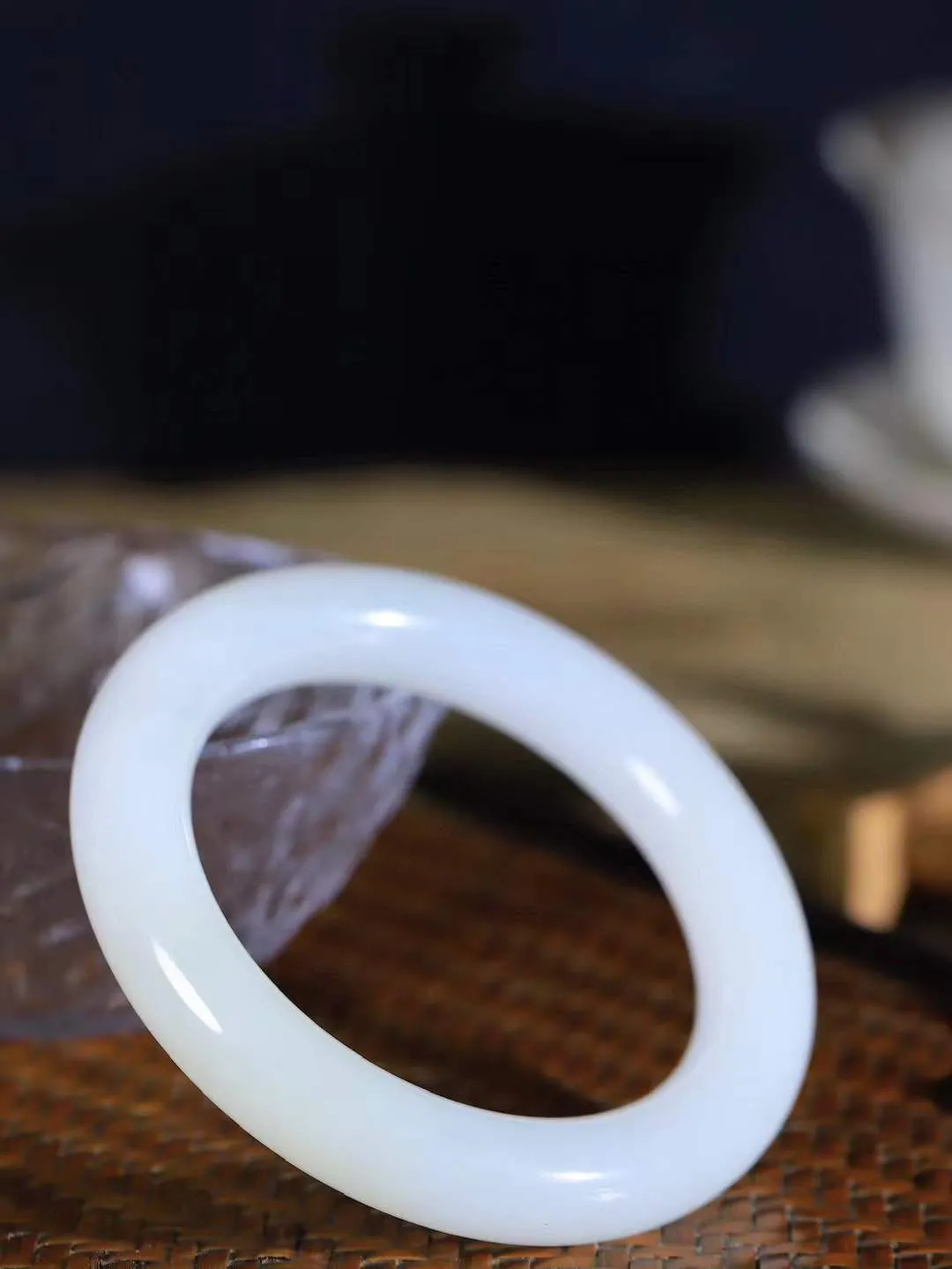 【玉佳人·手镯】

精品和田玉白玉双色圆条手镯 ，玉质细腻油润，做工细致精美，端庄素雅，亭亭玉立，芊芊素手。芊芊素手，怎能忘镯？秀美圆条，更显婀娜。内径54.5mm 尺寸11.7-11.2mm重62.7克6926400T