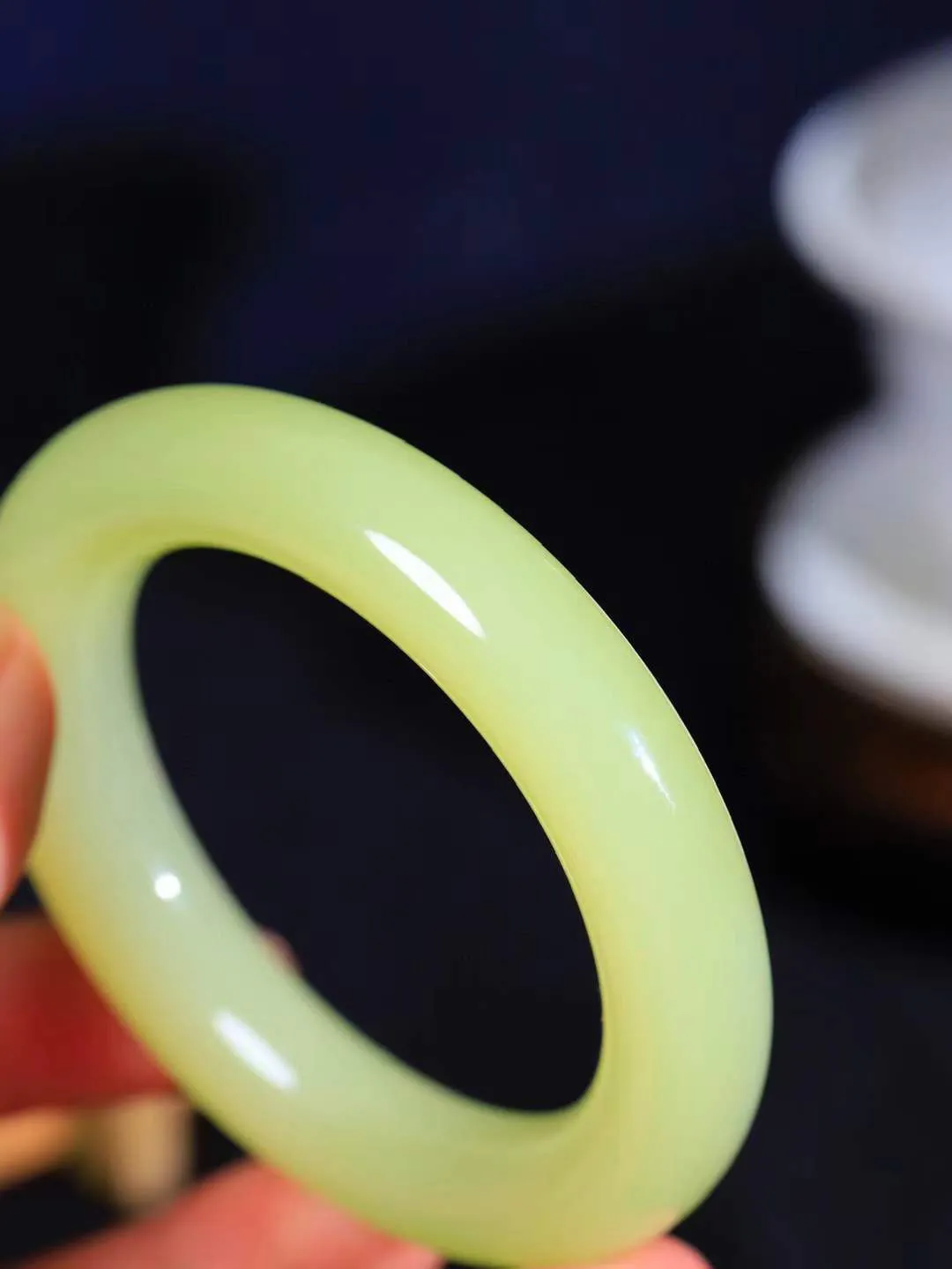 （冬日暖阳.手镯）

精品️和田玉黄口料圆条手镯 质地油润，大气雅致，清风明月潺潺，浮浮洗尽铅华随于心，净于念……重70克  尺寸52.5-12.3-12mm fDT-9920454