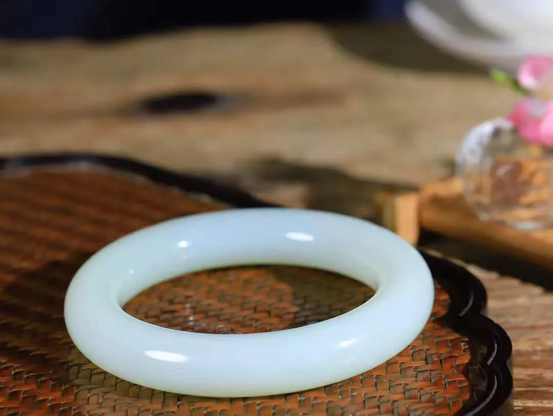 【玉佳人·手镯】

精品️和田玉青白玉圆条手镯 ，玉质细腻油润，做工细致精美，端庄素雅，亭亭玉立，芊芊素手。芊芊素手，怎能忘镯？秀美镯型，更显婀娜。内径61.5mm 尺寸14.3-13.8mm重107.8克6920580L