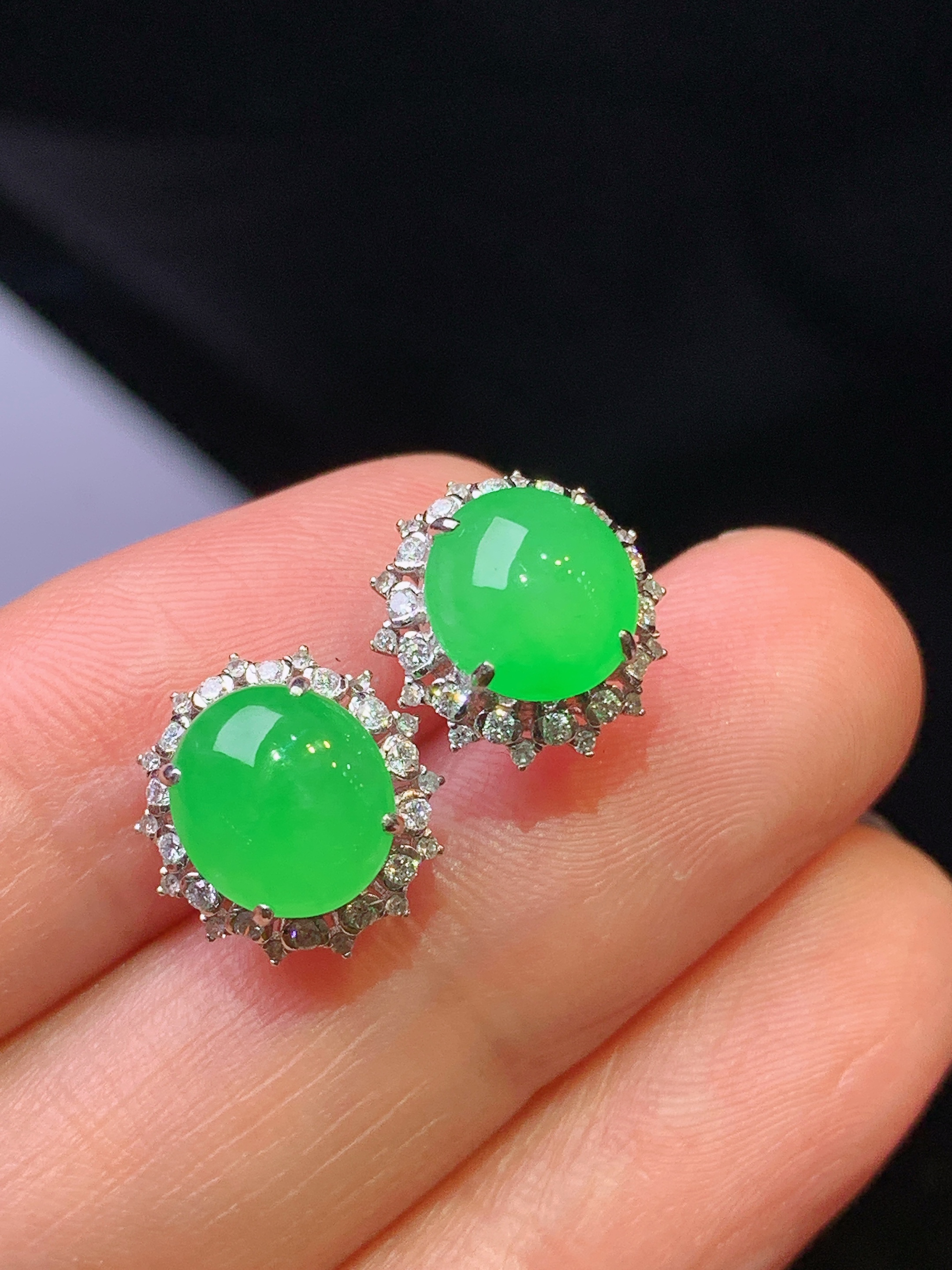 18k金钻镶嵌冰种翠绿蛋面耳钉 玉质细腻 色泽艳丽清新 整体尺寸11.8*11.3*8