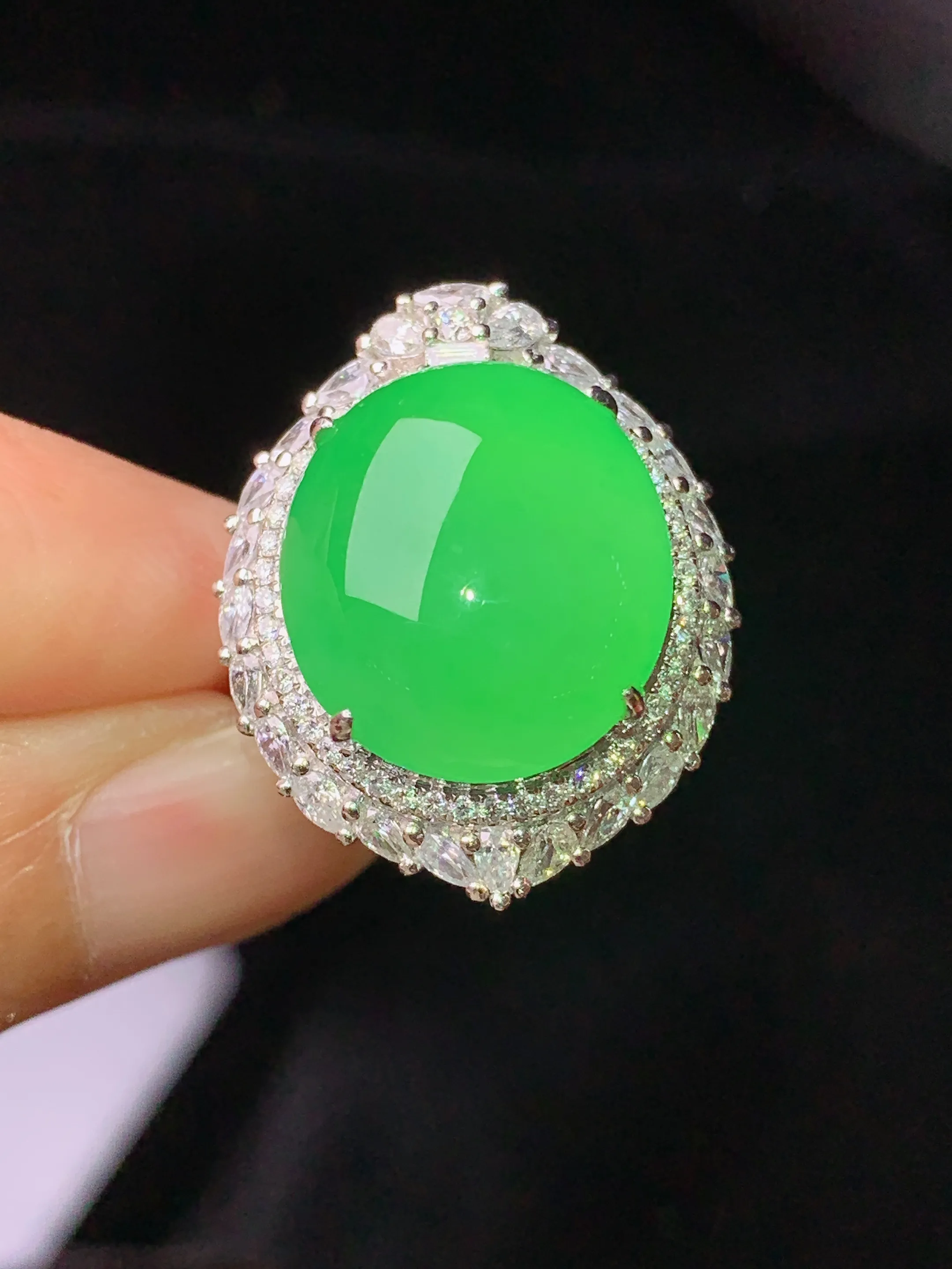 18k金钻镶嵌满绿蛋面戒指吊坠两用款 玉质细腻 色泽艳丽清新 圈口15.5 整体尺寸31.3*19*