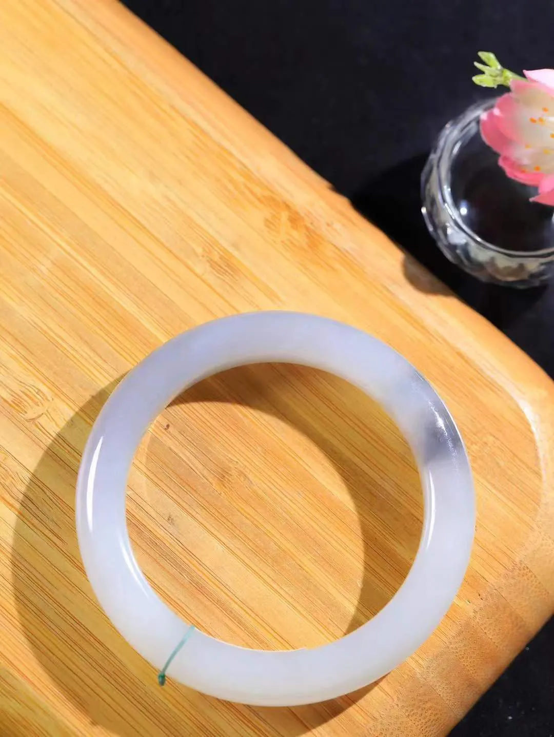 （一见钟情.手镯）

精品️和田玉烟紫白双色手镯，玉质温和莹润，精光内蕴，手感舒适。整器简约，打磨光洁，让人爱不释手，料美艺精，萦绕于手，尽显高贵之姿。重57克 内径65mm尺寸56.5-11.3-9.7mm   FDL-1020573