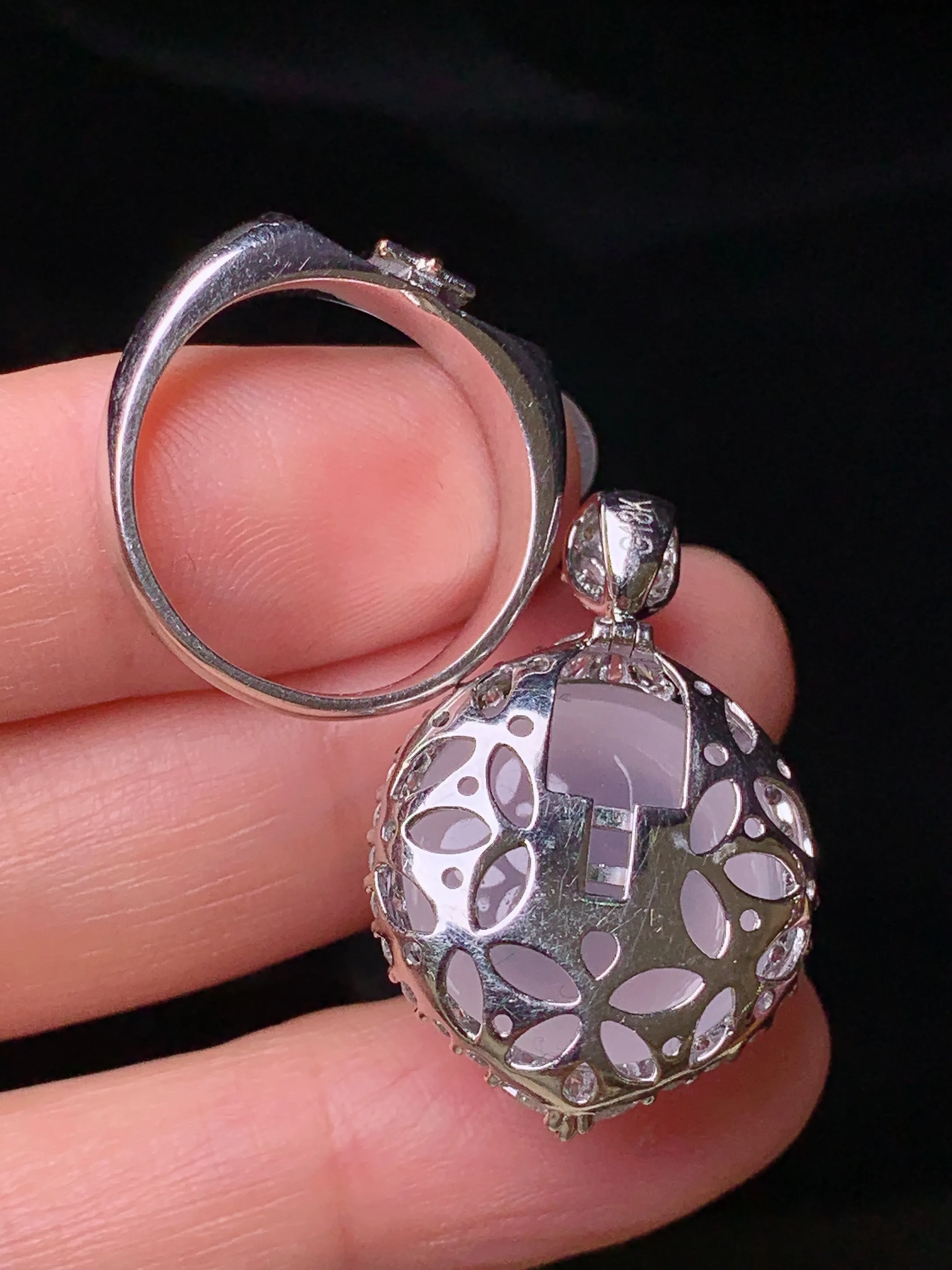 18k金钻镶嵌冰种蛋面戒指吊坠两用款 玉质细腻 圈口14.5 色泽艳丽清新 整体尺寸29.8*19.5*14.5