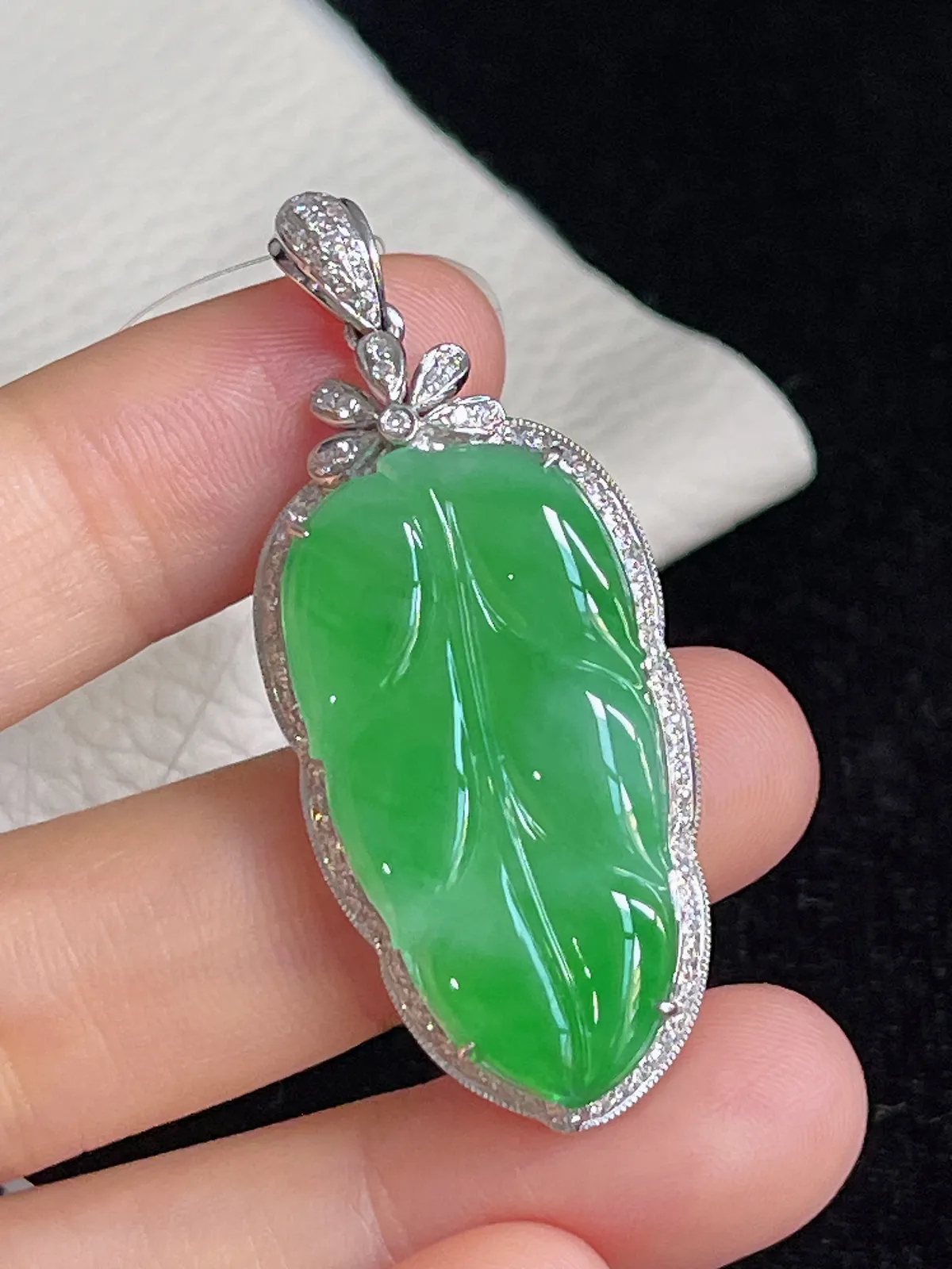 翡翠冰糯种飘绿叶子，印记：G18K,伴钻石