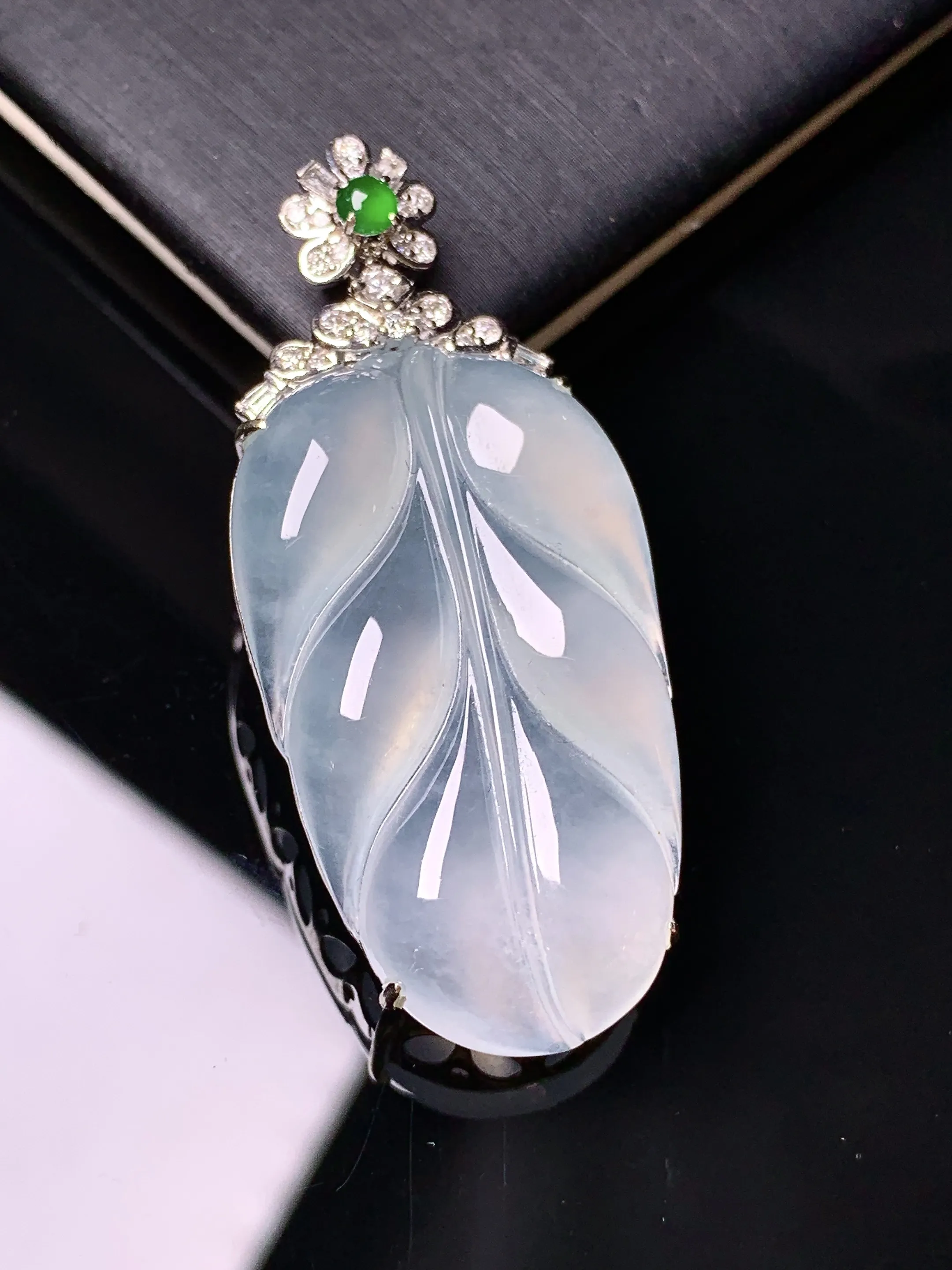 18k金钻镶嵌冰种树叶吊坠 玉质细腻 色泽艳丽清新 整体尺寸45.2*19.3*8.3