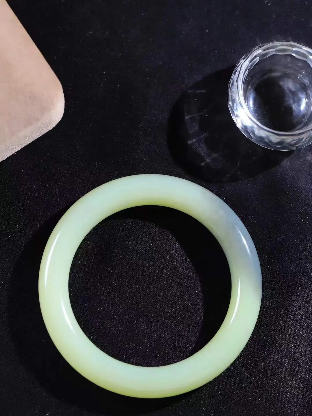 【情有独钟.手镯】

精品和田玉双色手镯 玉质温润细腻 油性十足 手感舒适，高华雅逸，线条流畅，简约大气，美自天成，素雅高贵。佩戴于腕间，婉约之美，举手投足间透出那低调奢华。重61.7克 内径57mm 尺寸11.5-11mm   FDL-7924551