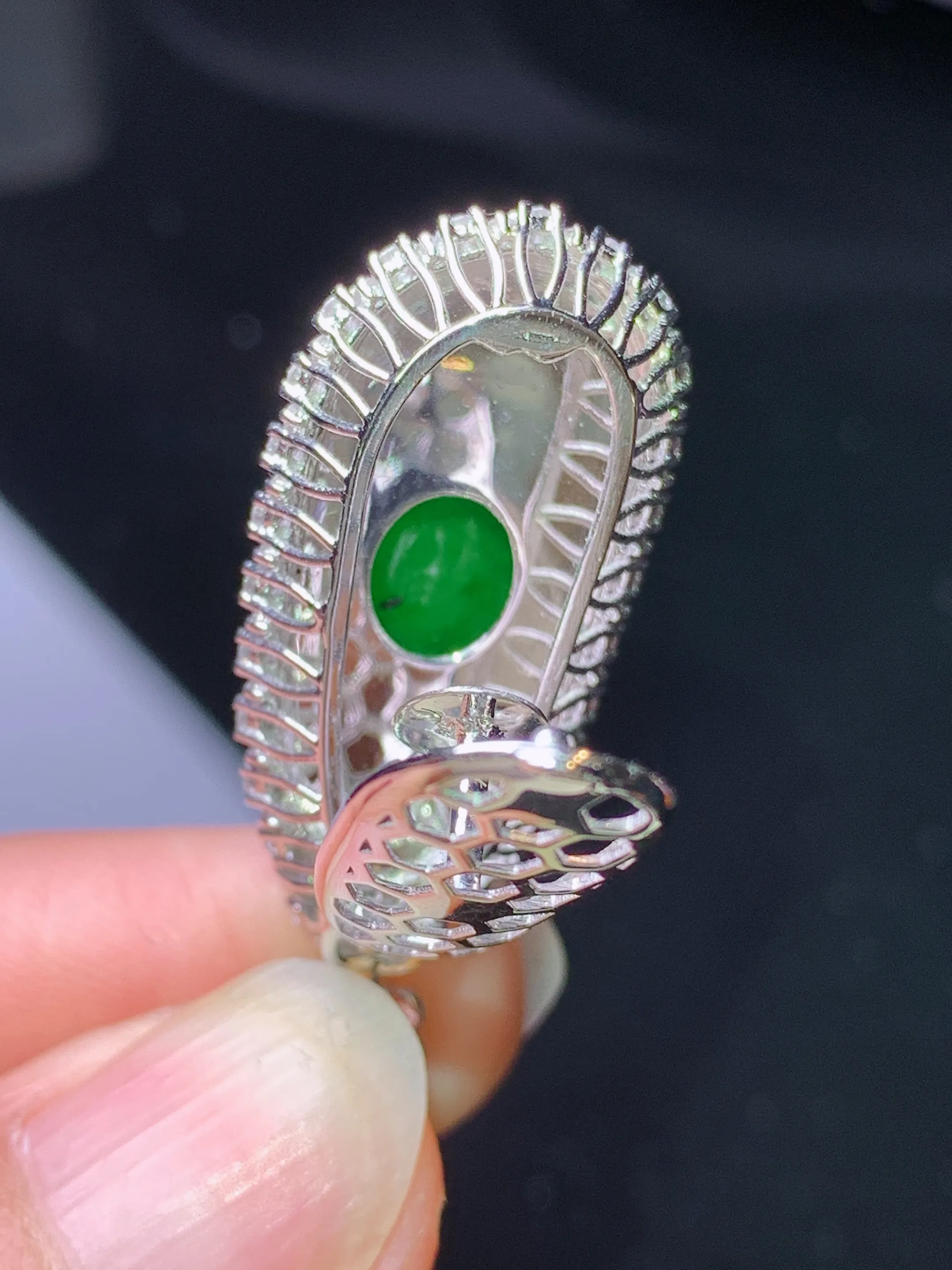 18k金钻镶嵌满绿四季豆吊坠 玉质细腻 色泽艳丽清新 整体尺寸36.5*14.3*12