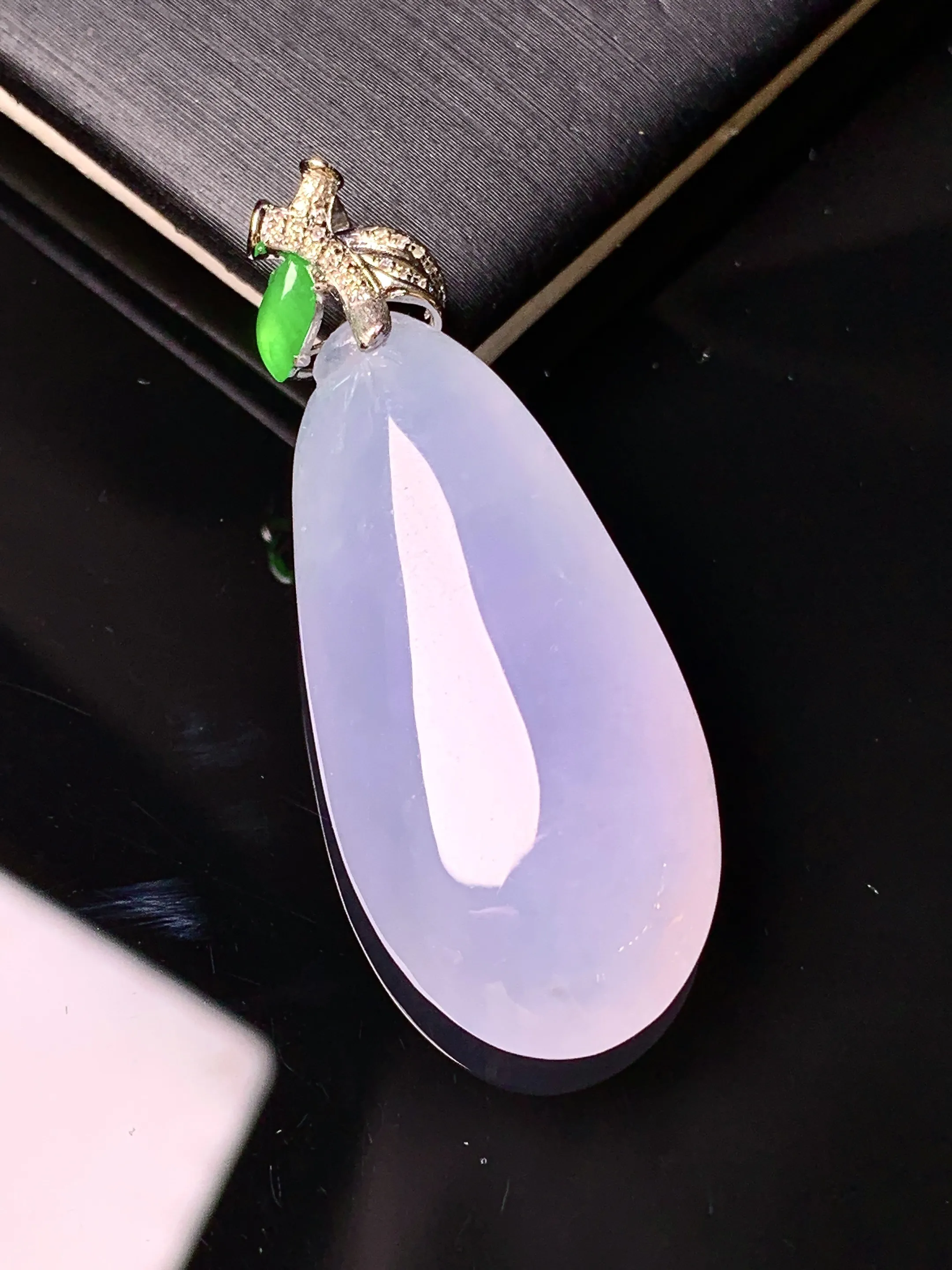 18k金钻镶嵌紫罗兰福瓜吊坠 玉质细腻 色泽艳丽清新 整体尺寸39.8*16*8.8