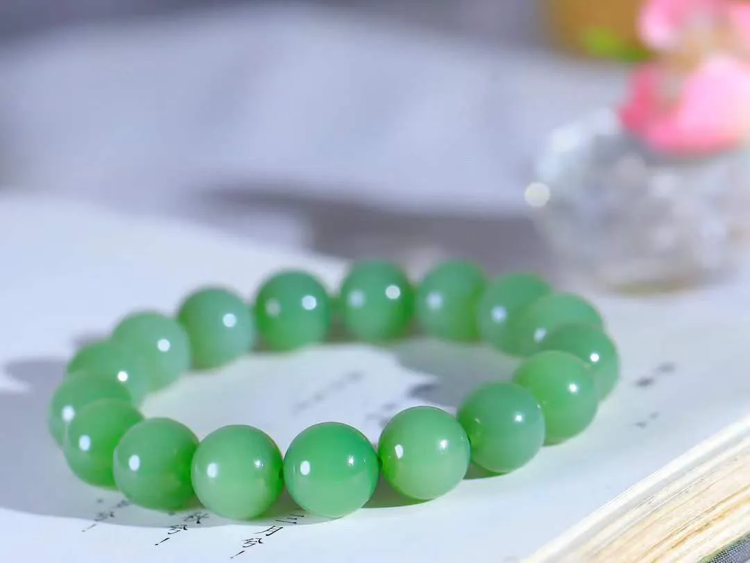 【珠圆玉润.手串】

精品和田玉碧玉珠圆玉润手串 玉质温润细腻  整串打磨圆润，佩戴舒适。珠珠落玉盘，间关莺语花底滑，一生美好时光，无论身在何处，都有它相伴相守。事事顺遂，幸福美满，吉祥如意。重45克 尺寸取一12mm FDL-1620500