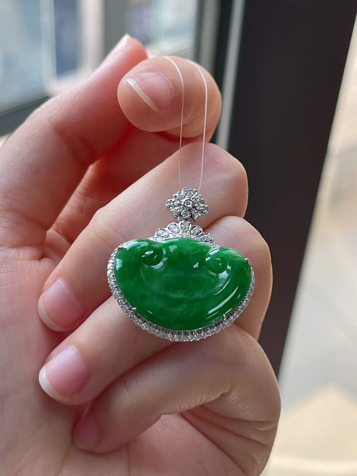 18k金翡翠糯化种满绿如意吊坠