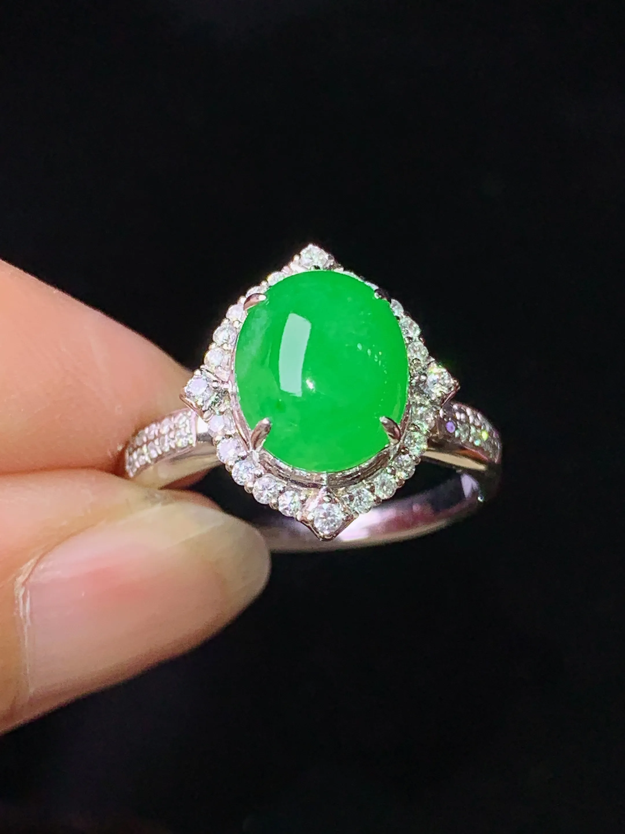18k金钻镶嵌满绿蛋面戒指 玉质细腻 色泽艳丽清新 圈口13.5 整体尺寸14.8*13.2*10.2