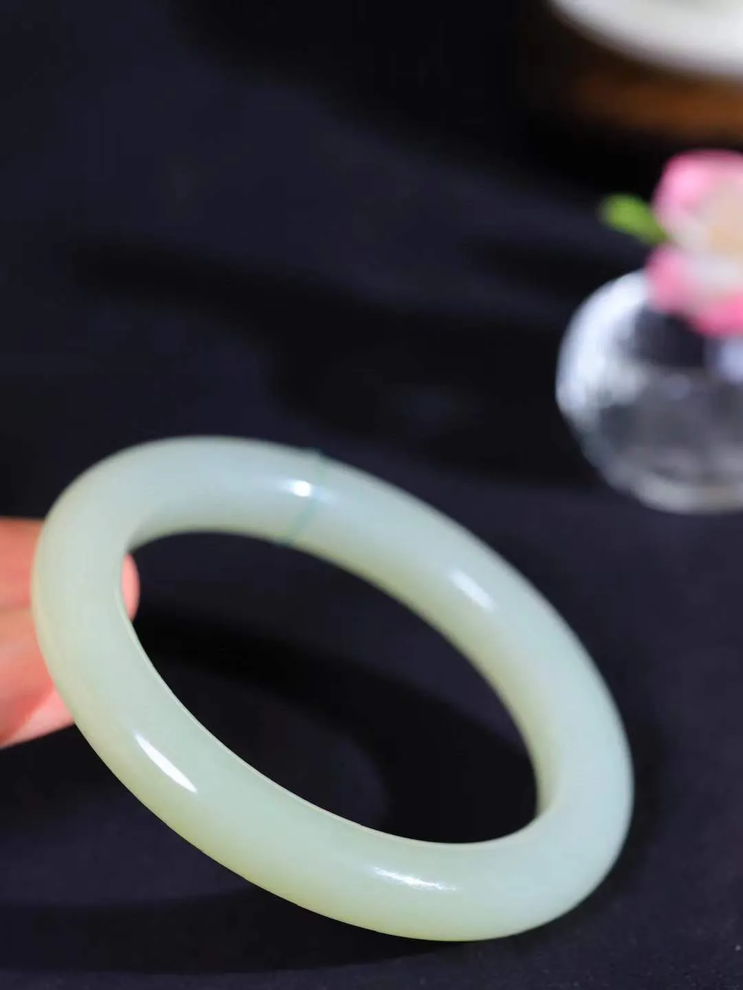 【晴水相伴.镯】

精品️和田玉晴水手镯，以其淡雅的晴水色调，成为腕间的一抹亮色。玉质细腻，触感温润，佩戴它，感受玉石的温度与自然的灵性，让每一天都充满诗意与美好。重61.7克  尺寸59-11-10.6mm   7520554L