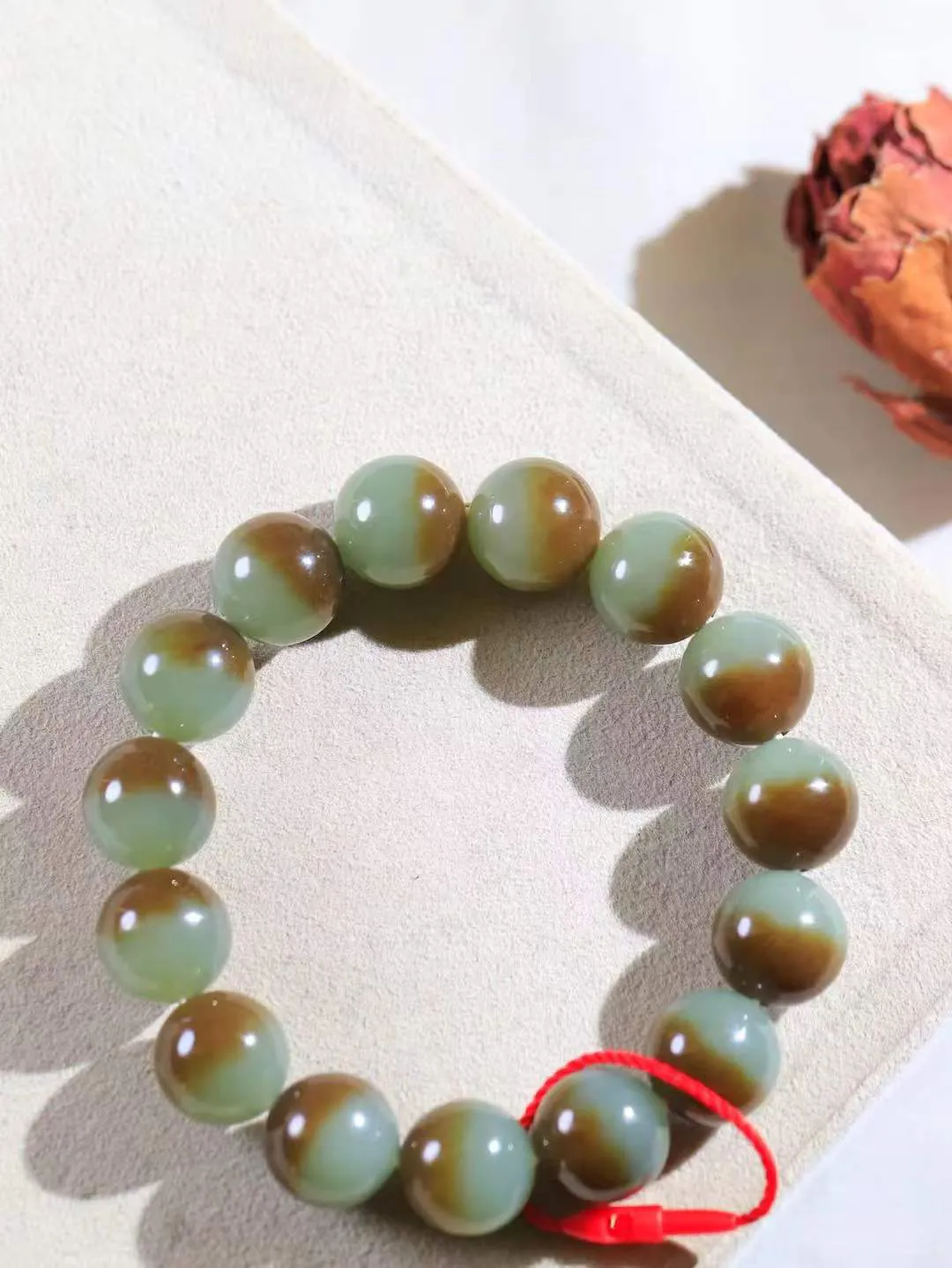 【珠圆玉润.手串】

收藏级️新疆和田且末料珠圆玉润手串 玉质温润细腻  整串打磨圆润，佩戴舒适。珠珠落玉盘，间关莺语花底滑，一生美好时光，无论身在何处，都有它相伴相守。事事顺遂，幸福美满，吉祥如意。重60.5克 尺寸取一13.8mm  FDA-8826434