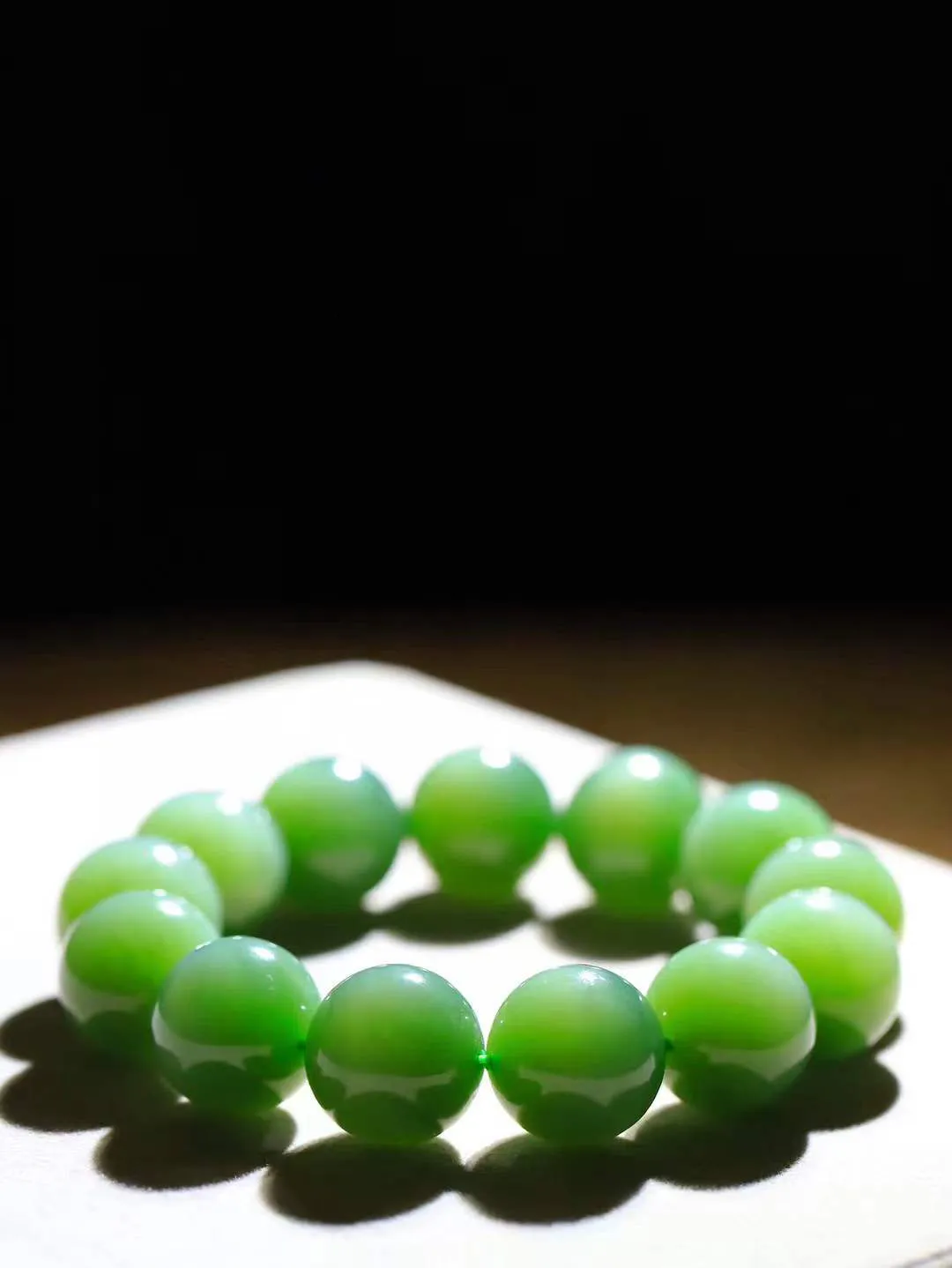 （猫眼手串）

精品和田玉碧玉猫眼圆珠手串 质地温润灵动 猫眼儿般的光中，有波光潋滟，也有梦幻清韵。行走于市井的喧嚣，相顾不言，便得清欢。重121.2克 尺寸取一18mmFDT-2320453