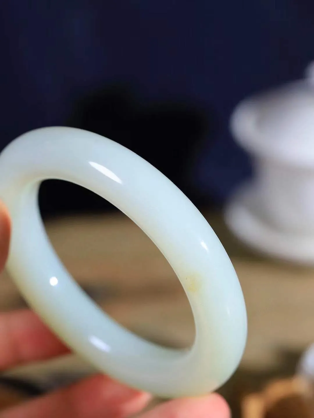 【玉佳人·手镯】

精品️和田玉青白玉圆条手镯 ，玉质细腻油润，做工细致精美，端庄素雅，亭亭玉立，芊芊素手。芊芊素手，怎能忘镯？秀美镯型，更显婀娜。内径61.5mm 尺寸14.3-13.8mm重107.8克6920580L