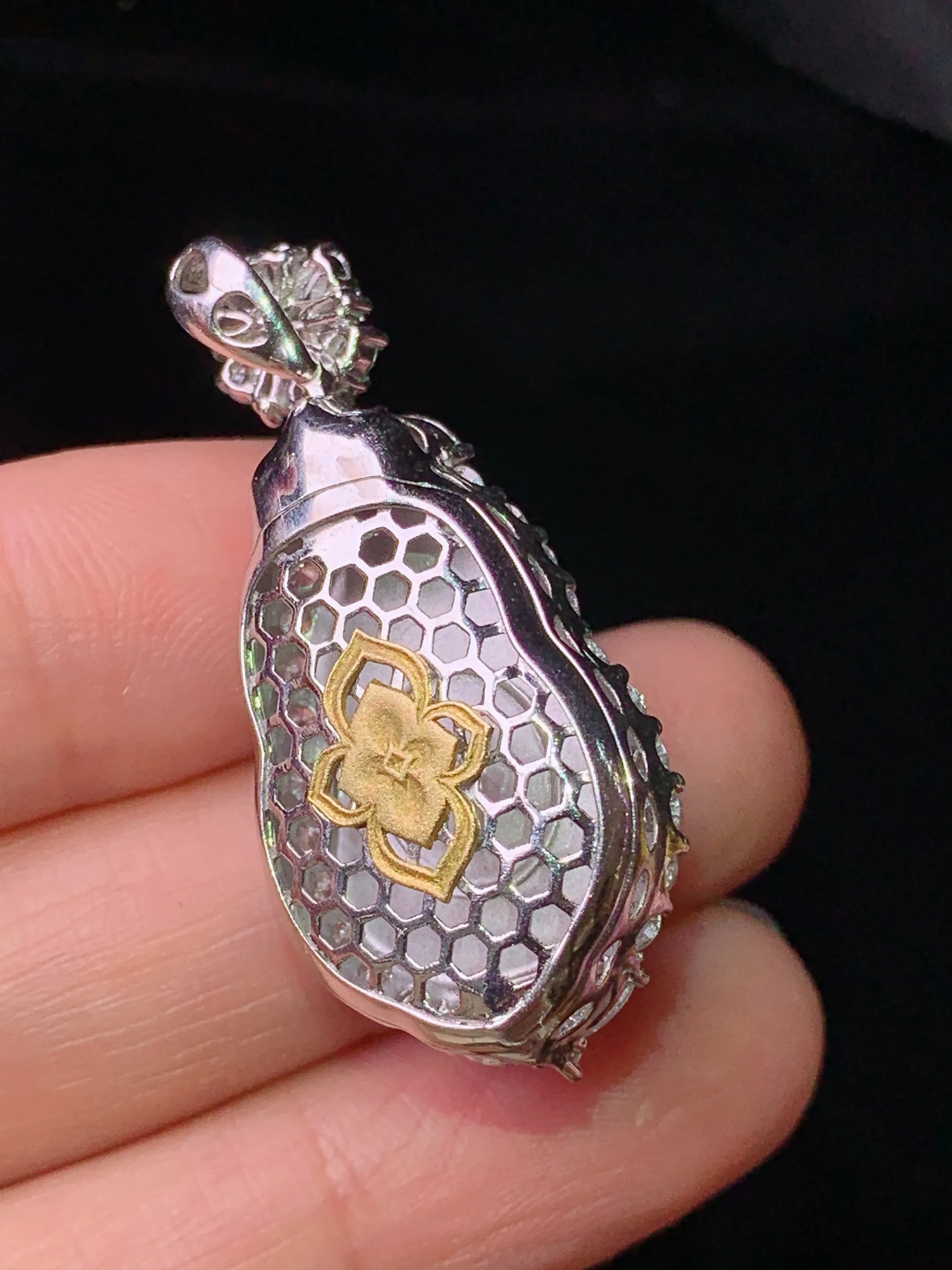 18k金钻镶嵌翠绿葫芦吊坠 玉质细腻 色泽艳丽清新 整体尺寸37.7*16.8*14.5