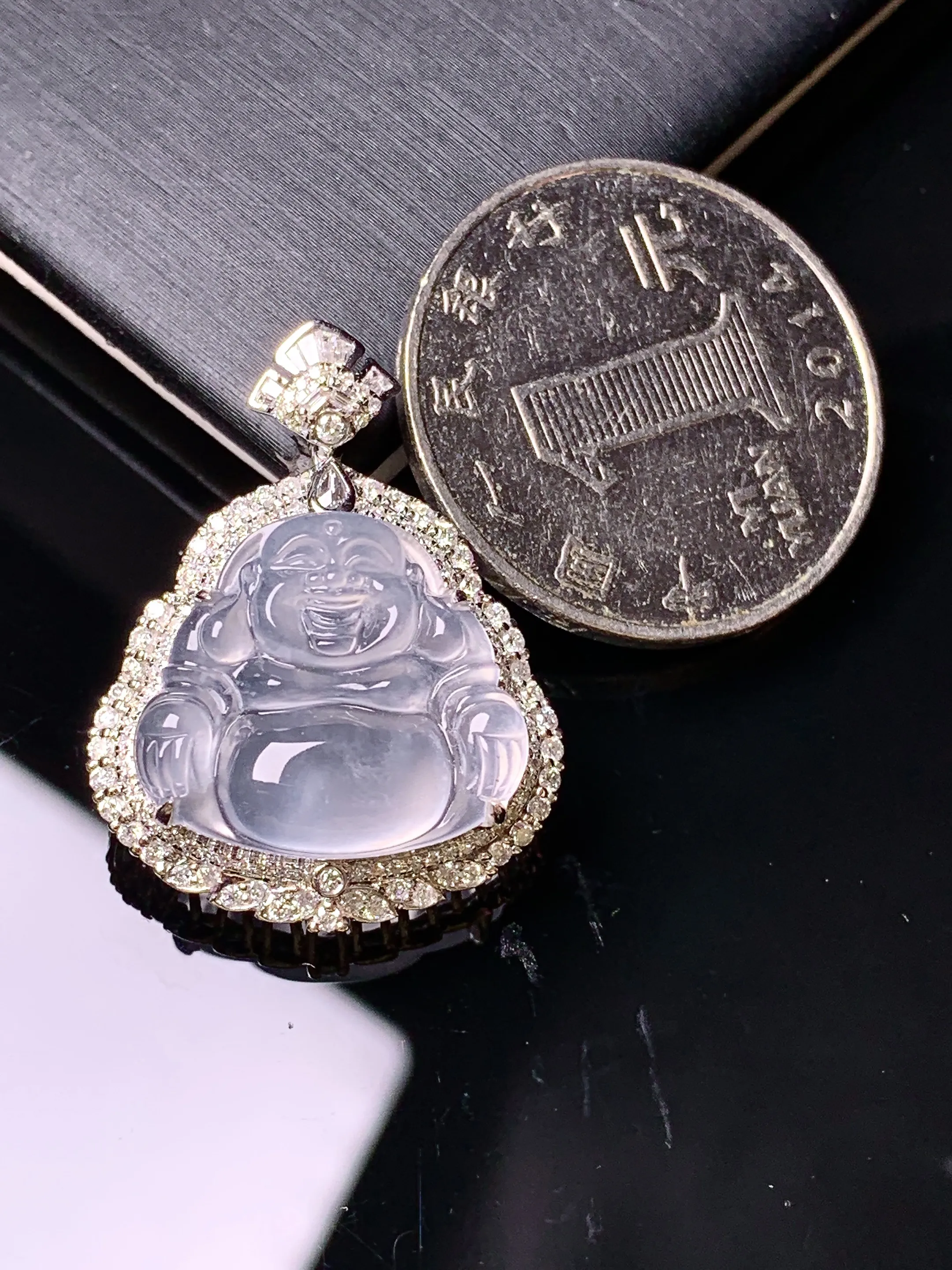 18k金钻镶嵌冰种佛公吊坠 玉质细腻 色泽艳丽清新 整体尺寸28*21.6*8.8