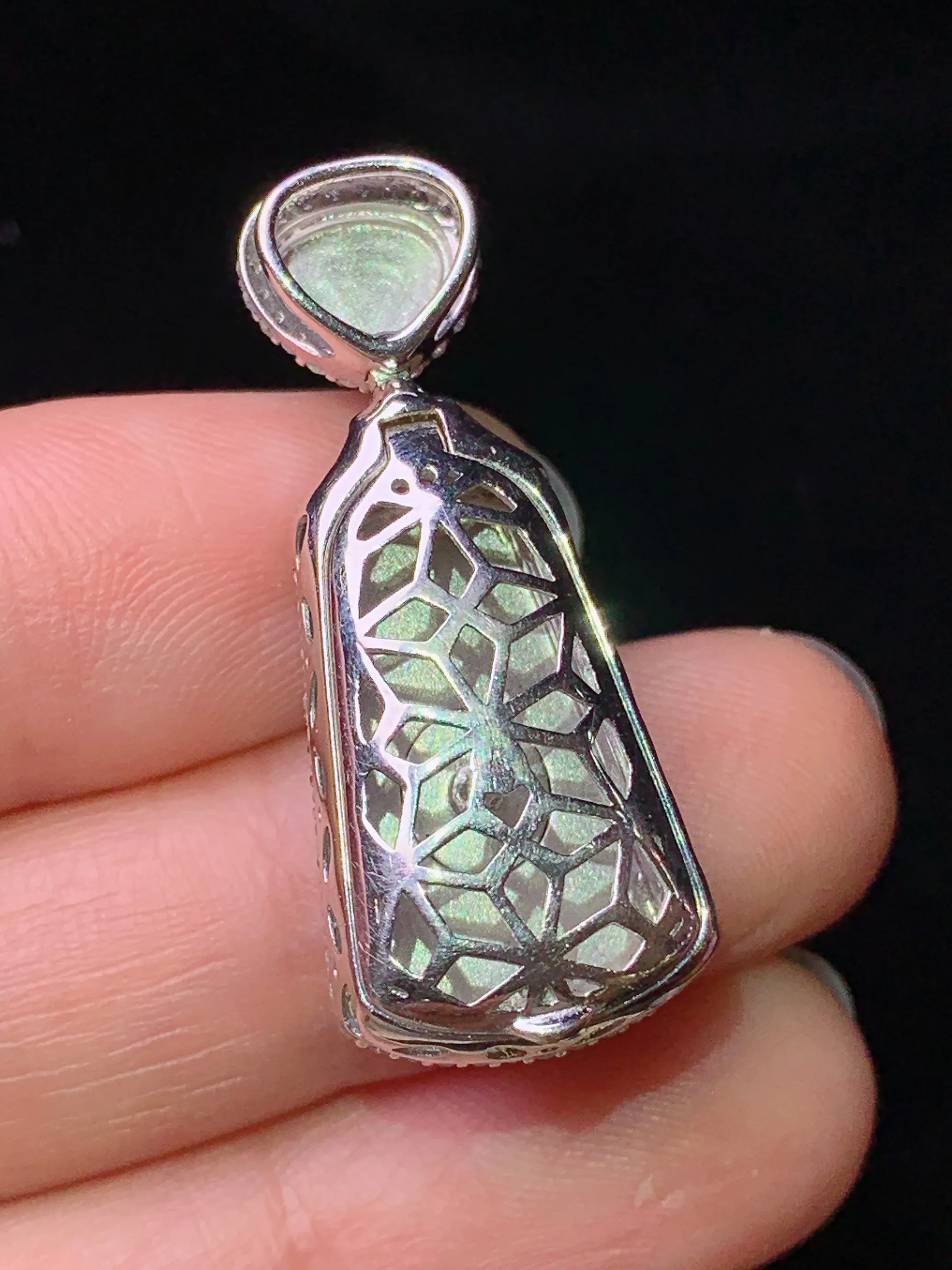 18k金钻镶嵌满绿无事牌吊坠 玉质细腻 色泽艳丽清新 整体尺寸33.2*13.8*9.2