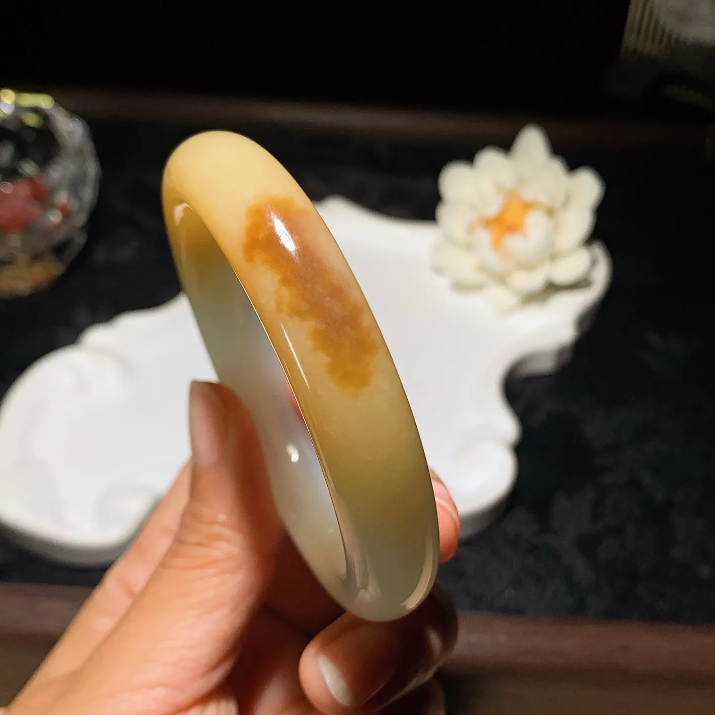 55圈口 新疆和田玉羊脂白且末糖手镯 55圈口条宽12厚9重56克。玉质细腻油润。手推出油。佩戴高端典雅。lt260205