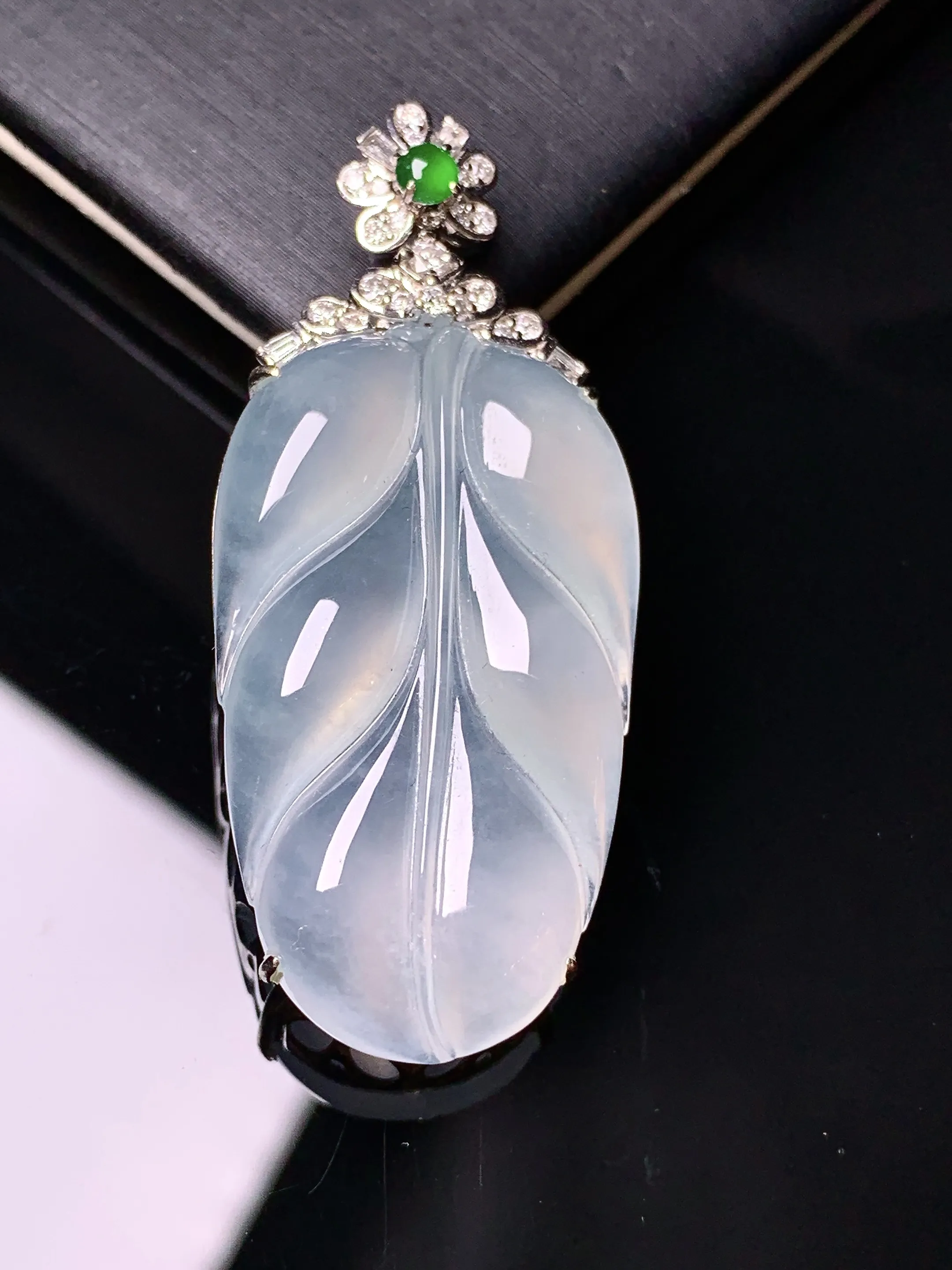 18k金钻镶嵌冰种树叶吊坠 玉质细腻 色泽艳丽清新 整体尺寸45.2*19.3*8.3