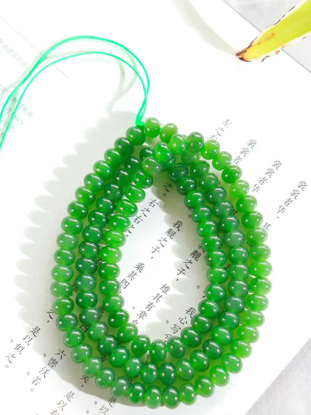 年末清货【算盘珠.挂链】

精品和田玉碧玉108挂链 项链 手链，玉质温润 油性十足 形似算盘珠，静于念间，佛韵在心，轻轻拨动，尘埃落定，浮浮尘世，一念愚即般若绝，一念智即般若生。重69.2克  尺寸取一5.8-7.8mm   66301143O