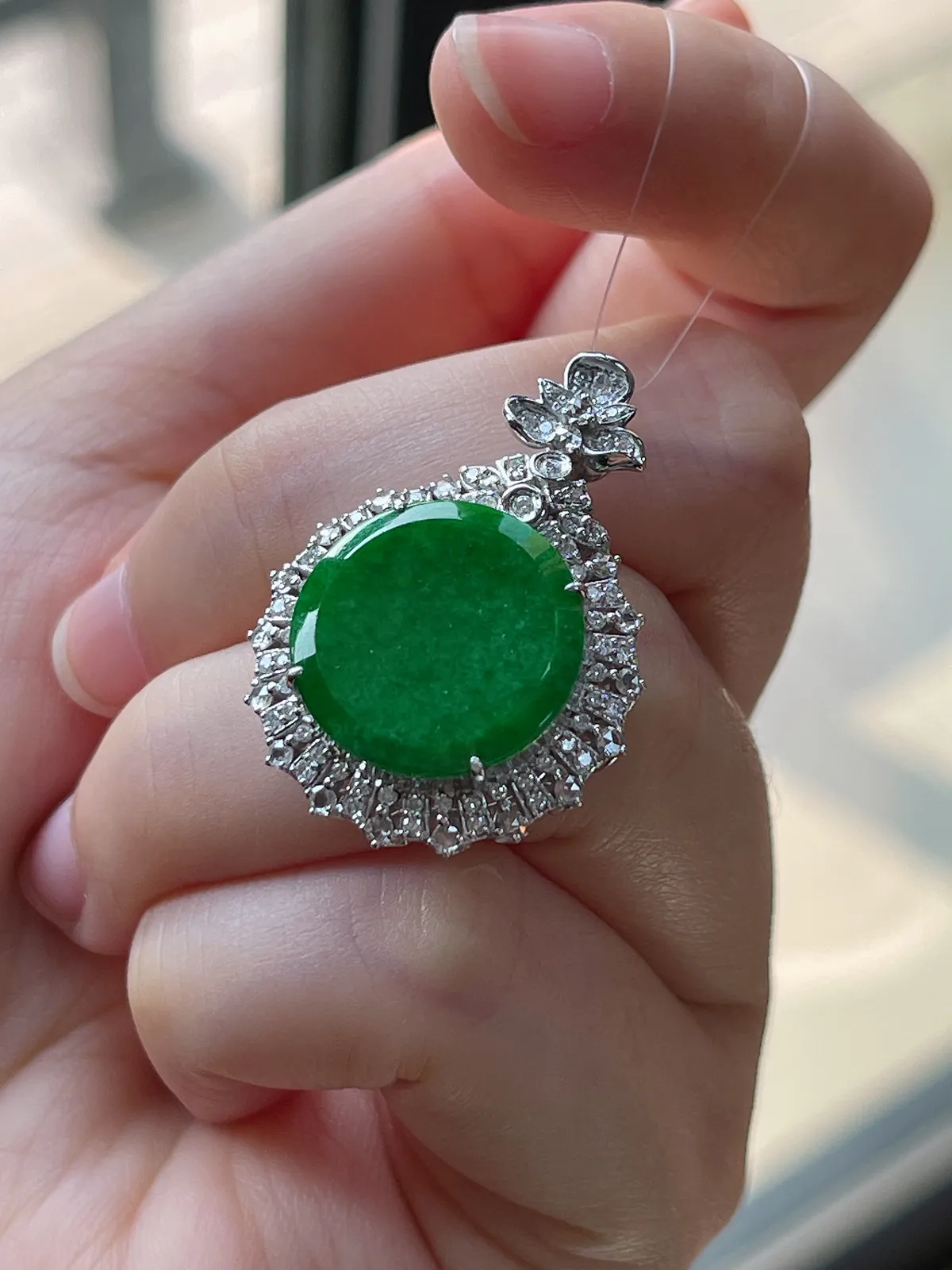 18k金翡翠糯化种满绿无事牌吊坠