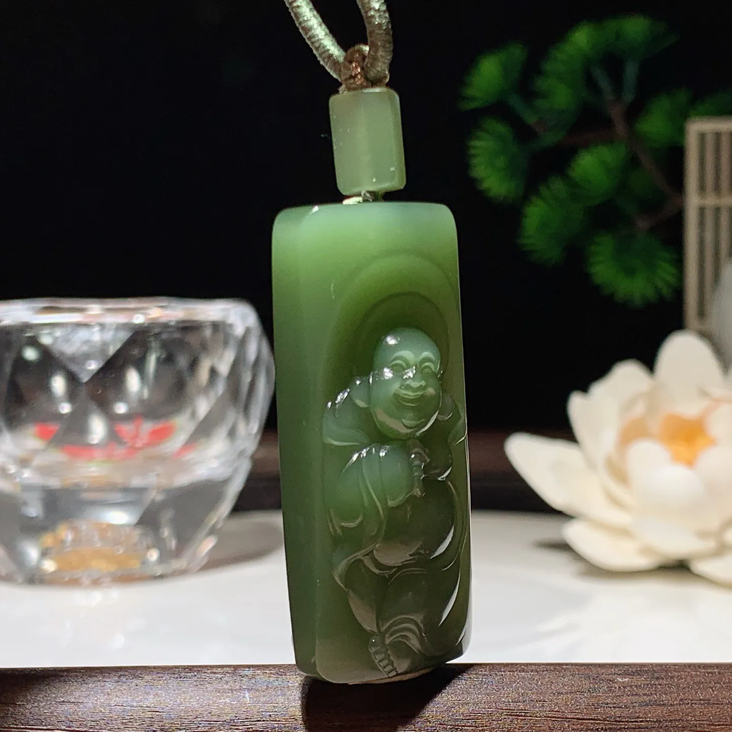 和田玉阳绿俄罗斯碧玉佛引福来牌子挂件 尺寸45/21/12重27.5克 玉质细腻油润。无裂无杂无结构 手推出油。佩戴高端典雅。lt260205