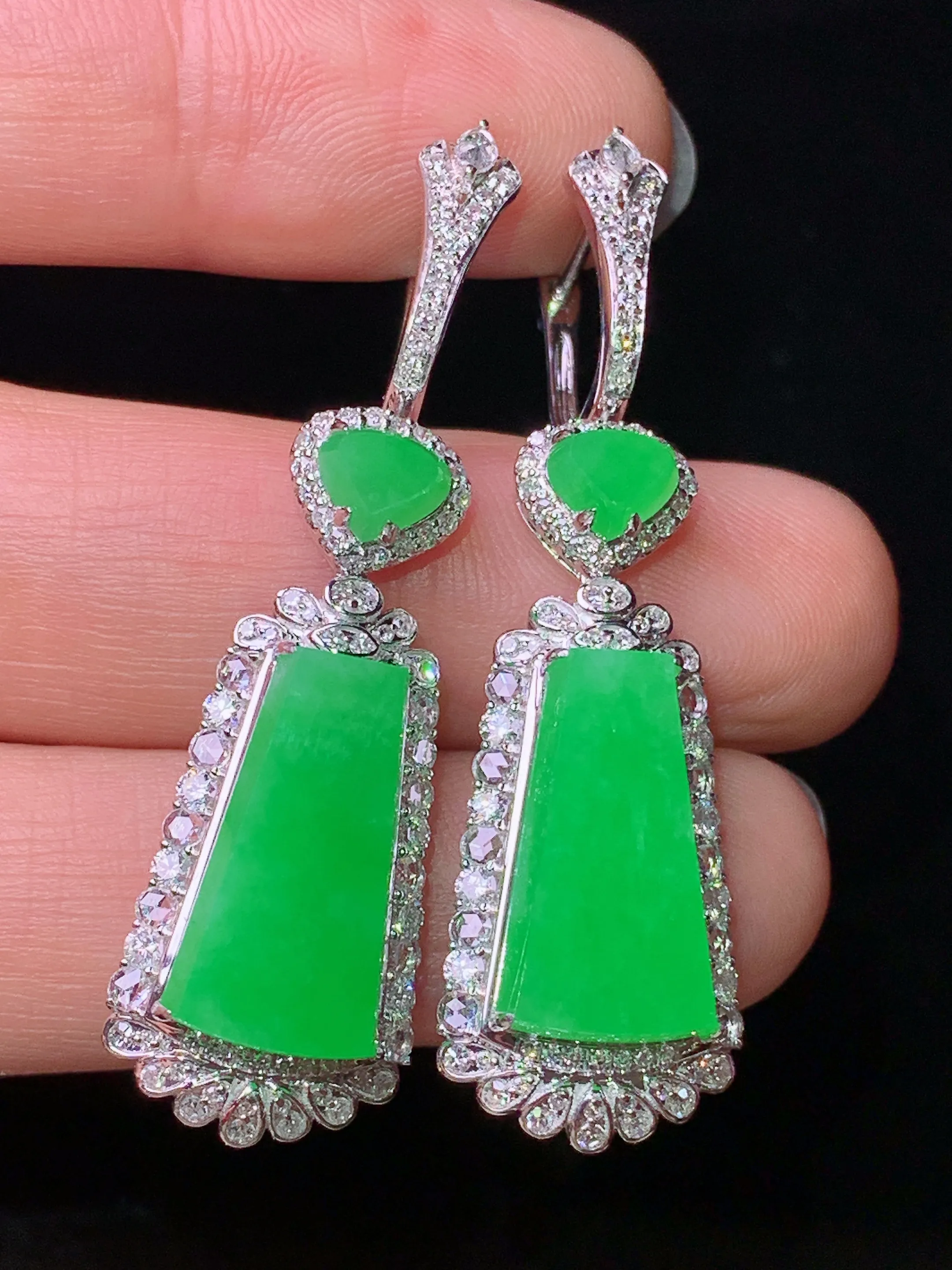 18k金钻镶嵌翠绿无事牌耳坠 玉质细腻 色泽艳丽清新 整体尺寸44.8*13*8