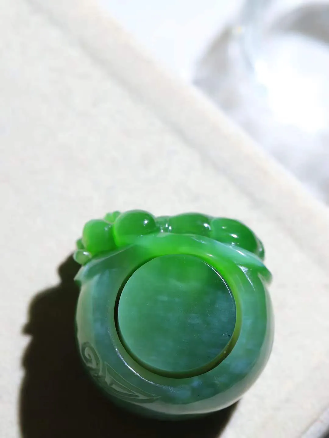 【扭转乾坤.扳指】

精品和田玉碧玉猫眼牛扳指，质地细润，油光四溢。精工雕琢牛首，五官雕工精细，牛