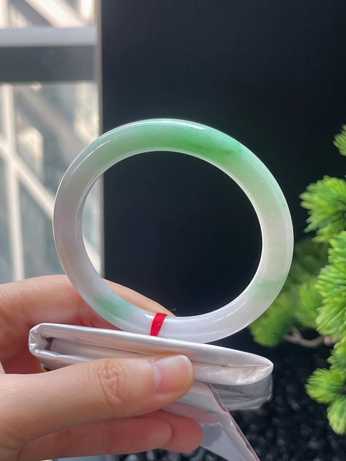 圆镯56.4圈口，翡翠糯化种飘绿手镯