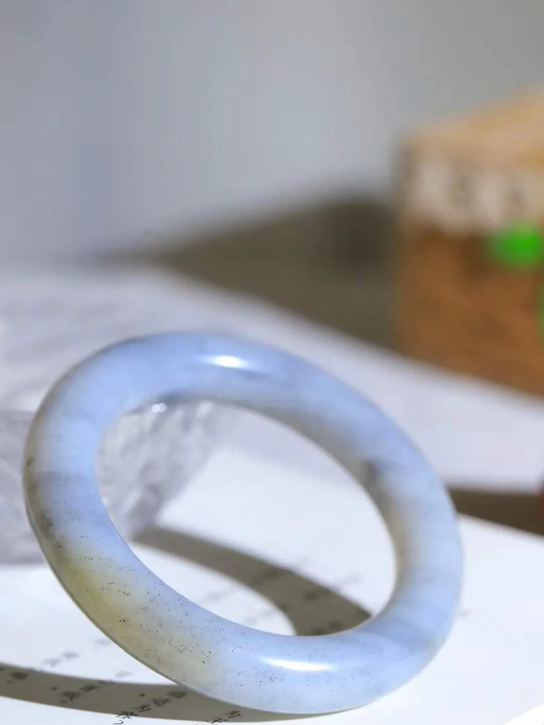 【籽.水墨风情.手镯】

新疆和田籽料青花手镯 玉质细腻饱满，镯型大气，脂感油润。青花晕染轻淌，让人迷醉其中，就如身在云雾飘渺的群山之中，雾气升腾～重76.5克 尺寸55.5-12.5-12.3mm FDT-7720400