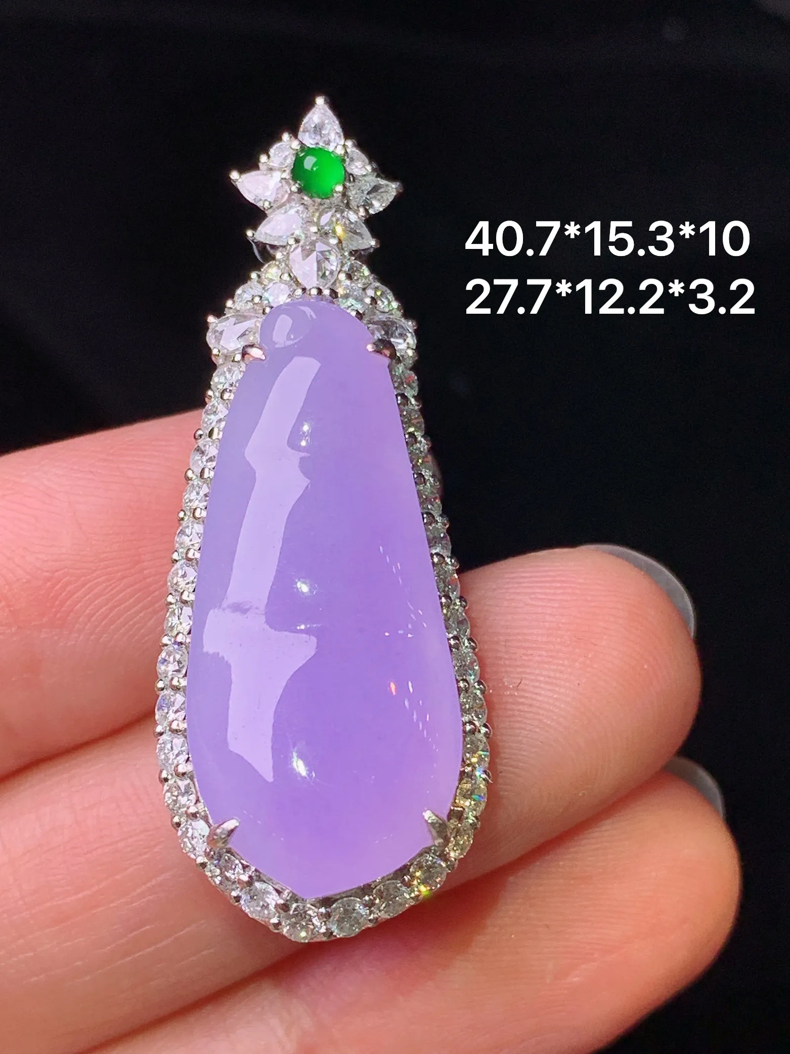 18k金钻镶嵌紫罗兰四季豆吊坠 玉质细腻 色泽艳丽清新 整体尺寸40.7*15.3*10