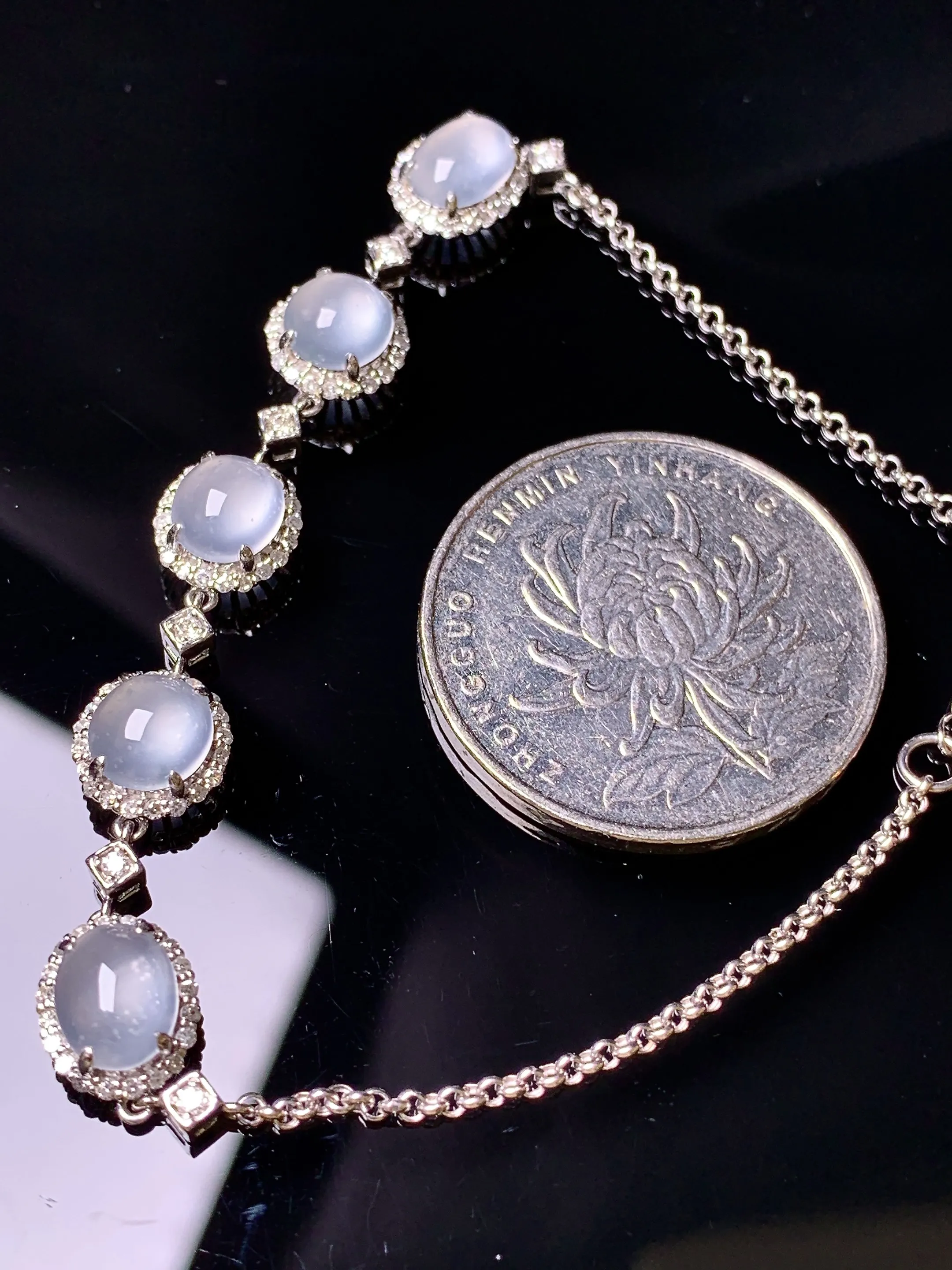 18k金钻镶嵌冰种蛋面手链 玉质细腻 色泽艳丽清新 整体尺寸63*7.6*6.2