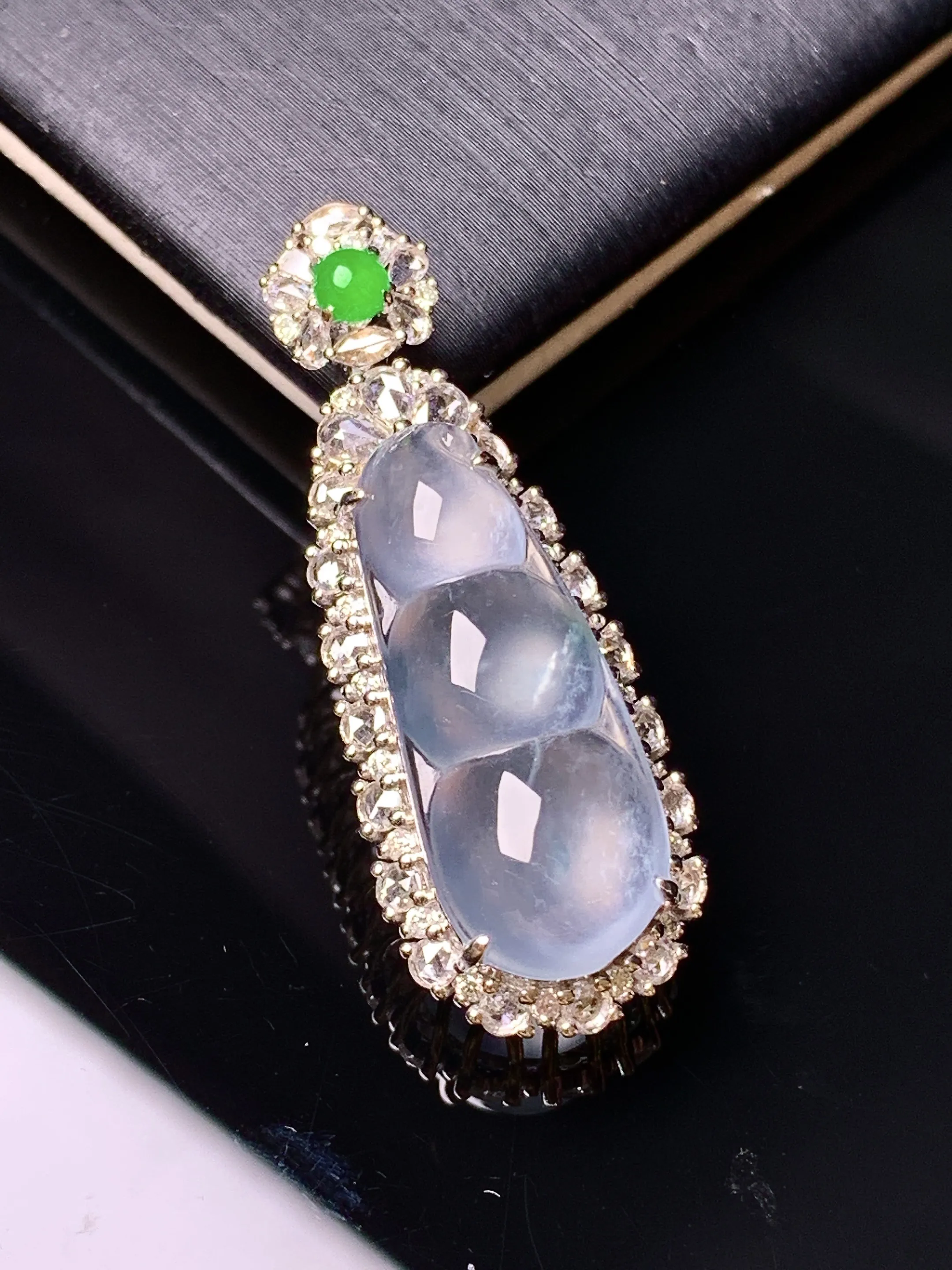 18k金钻镶嵌冰种四季豆吊坠 玉质细腻 色泽艳丽清新 整体尺寸33.8*12.6*9.2