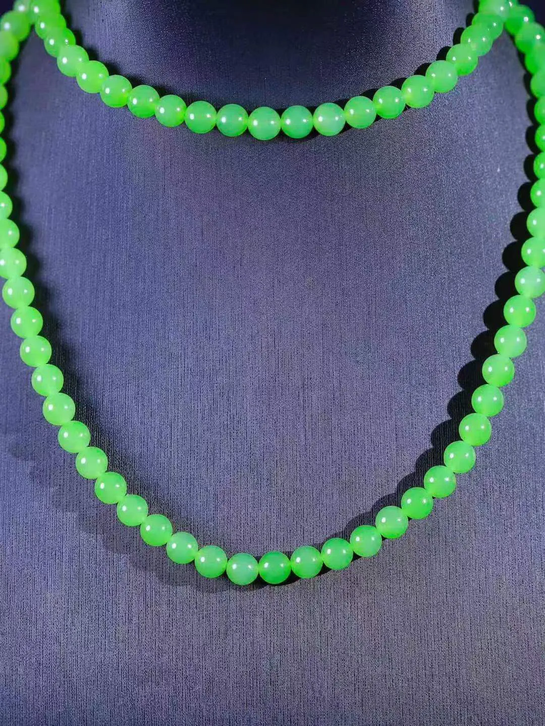 【珠圆玉润.项链】

精品和田玉碧玉珠圆玉润项链 玉质温润细腻  整串打磨圆润，佩戴舒适。珠珠落玉盘，间关莺语花底滑，一生美好时光，无论身在何处，都有它相伴相守。事事顺遂，幸福美满，吉祥如意。重39克 尺寸取一6mm  8920478A