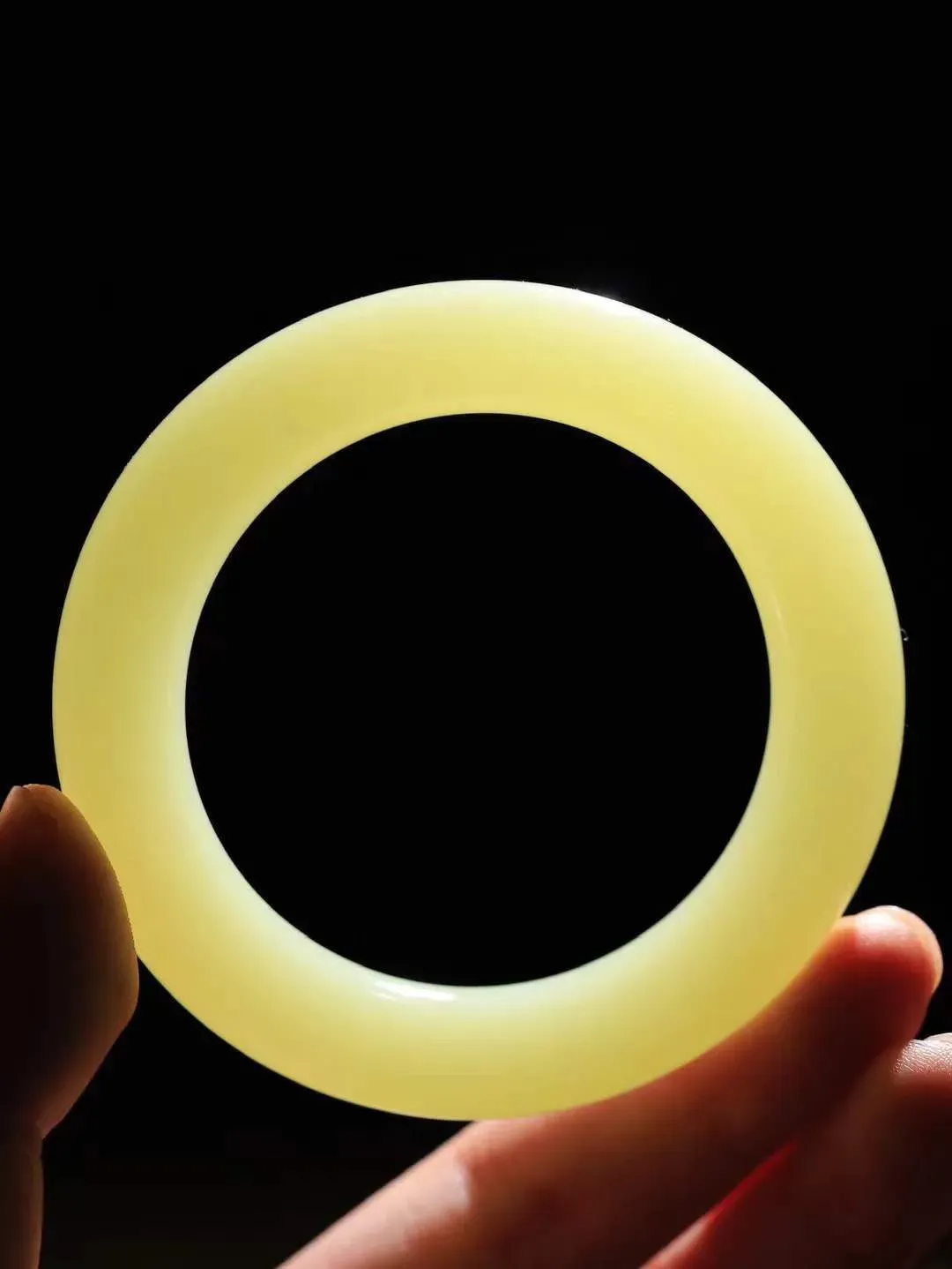 （冬日暖阳.手镯）

精品️和田玉黄口料圆条手镯 质地油润，大气雅致，清风明月潺潺，浮浮洗尽铅华随于心，净于念……重70克  尺寸52.5-12.3-12mm fDT-9920454