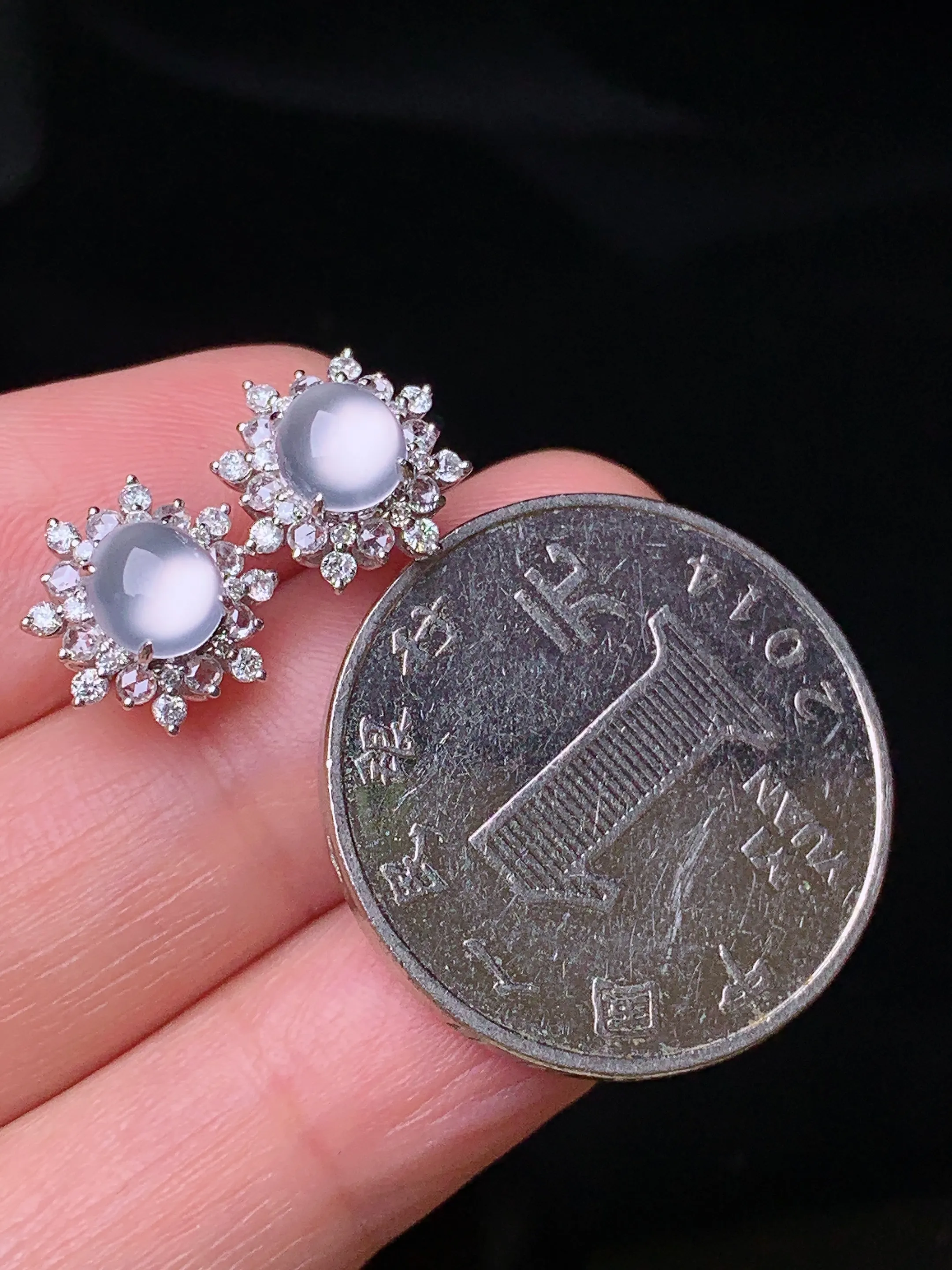 18k金钻镶嵌冰种蛋面耳钉 玉质细腻 色泽艳丽清新 整体尺寸11.2*10*6.6