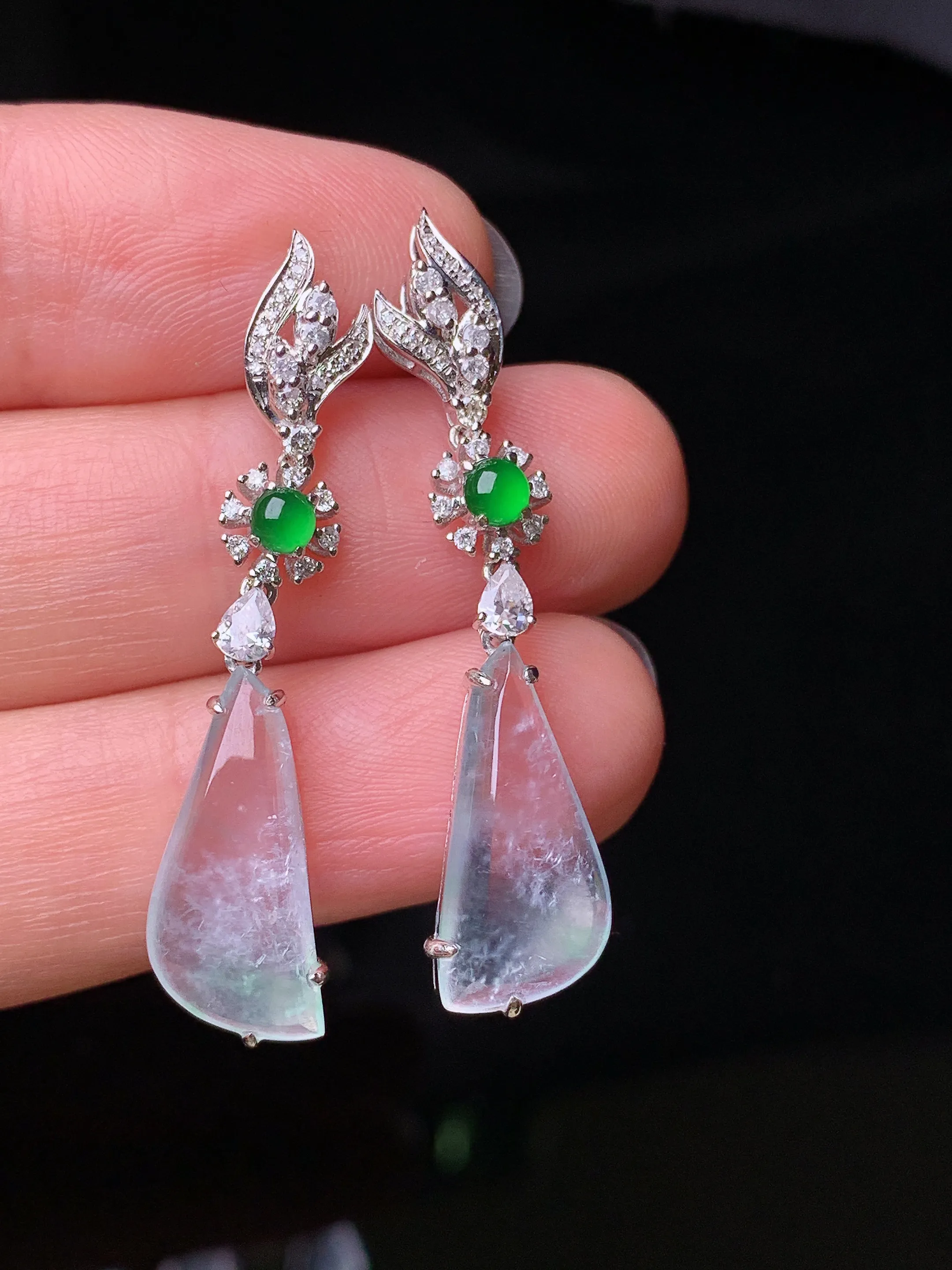 18k金钻镶嵌冰种随形耳坠 玉质细腻 色泽艳丽清新 整体尺寸37.2*7.5*4.8