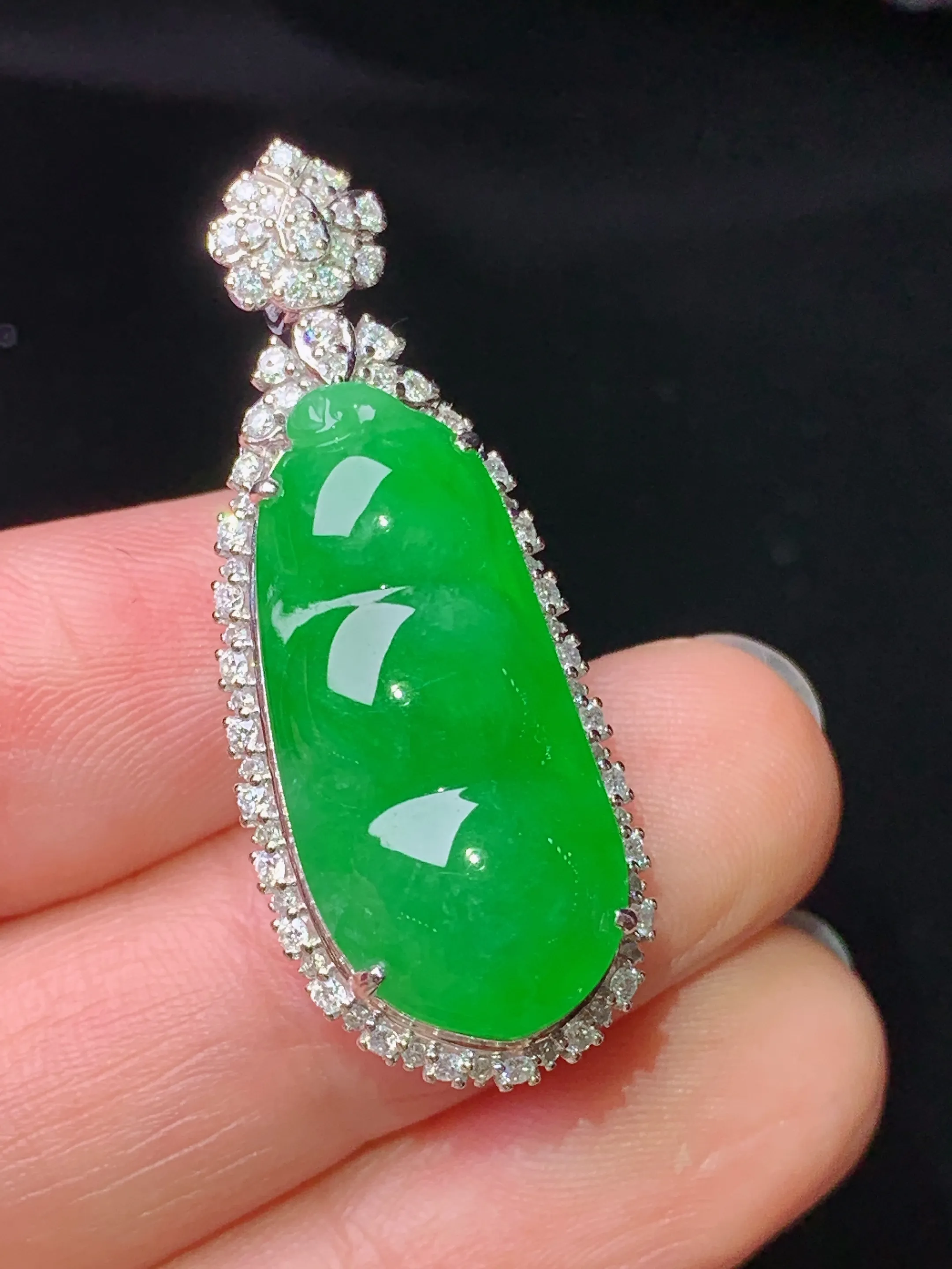 18k金钻镶嵌满绿四季豆吊坠 玉质细腻 色泽艳丽清新 整体尺寸36.5*14.3*12