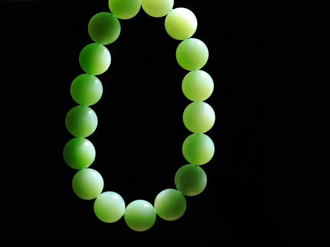 【珠圆玉润.手串】

精品和田玉碧玉珠圆玉润手串 玉质温润细腻  整串打磨圆润，佩戴舒适。珠珠落玉盘，间关莺语花底滑，一生美好时光，无论身在何处，都有它相伴相守。事事顺遂，幸福美满，吉祥如意。重45克 尺寸取一12mm FDL-1620500