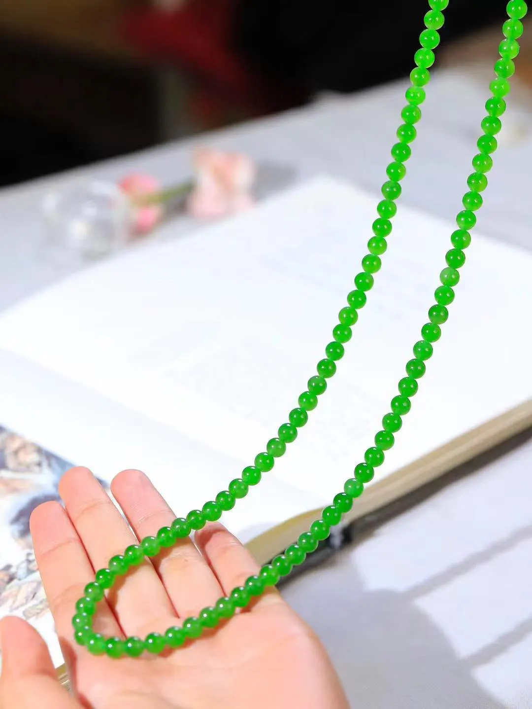 【珠圆玉润.项链】

精品和田玉碧玉珠圆玉润项链 玉质温润细腻  整串打磨圆润，佩戴舒适。珠珠落玉盘，间关莺语花底滑，一生美好时光，无论身在何处，都有它相伴相守。事事顺遂，幸福美满，吉祥如意。重39克 尺寸取一6mm  8920478A