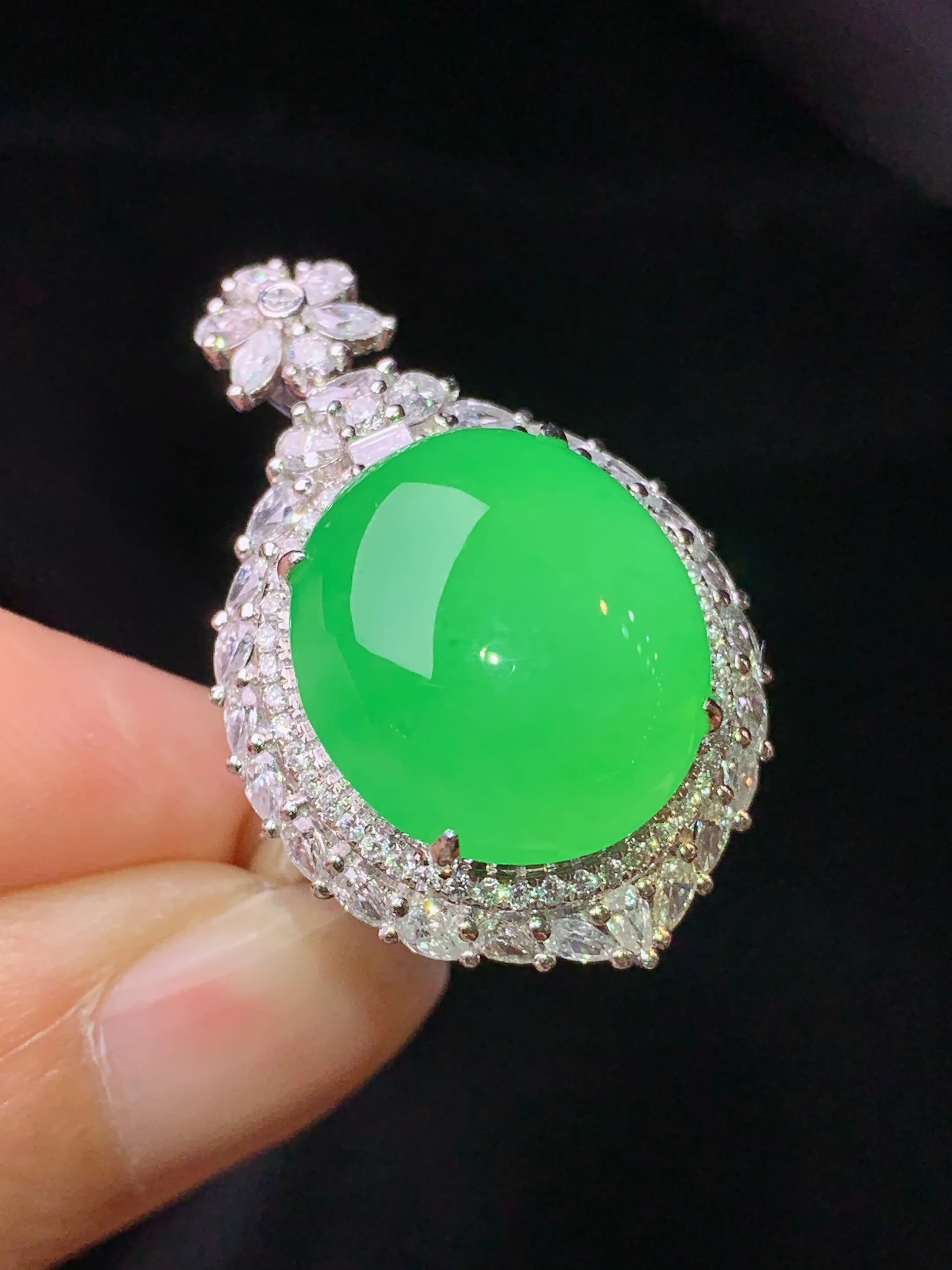 18k金钻镶嵌满绿蛋面戒指吊坠两用款 玉质细腻 色泽艳丽清新 圈口15.5 整体尺寸31.3*19*