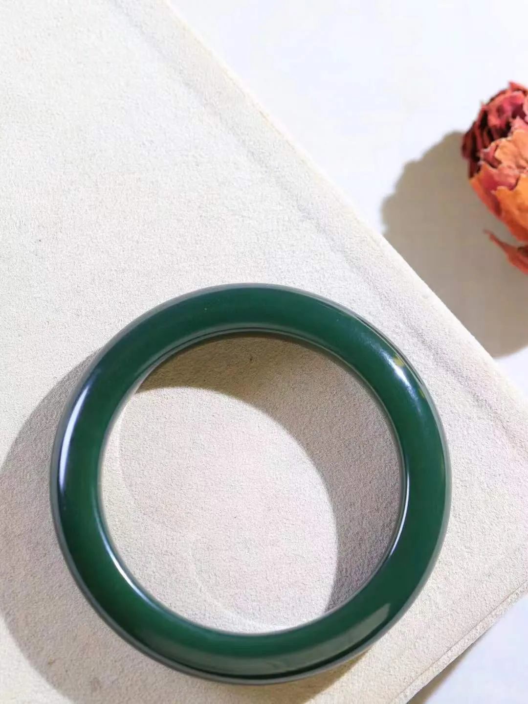 【婉约佳人.手镯】

精品和田玉青玉细料手镯 玉质温润细腻 油性十足 手感舒适，高华雅逸，线条流畅，简约大气，美自天成，素雅高贵。佩戴于腕间，婉约之美，举手投足间透出那份低调奢华。重70.8克 内径58.5mm  尺寸12.4-10.6mm   FDL-1127533