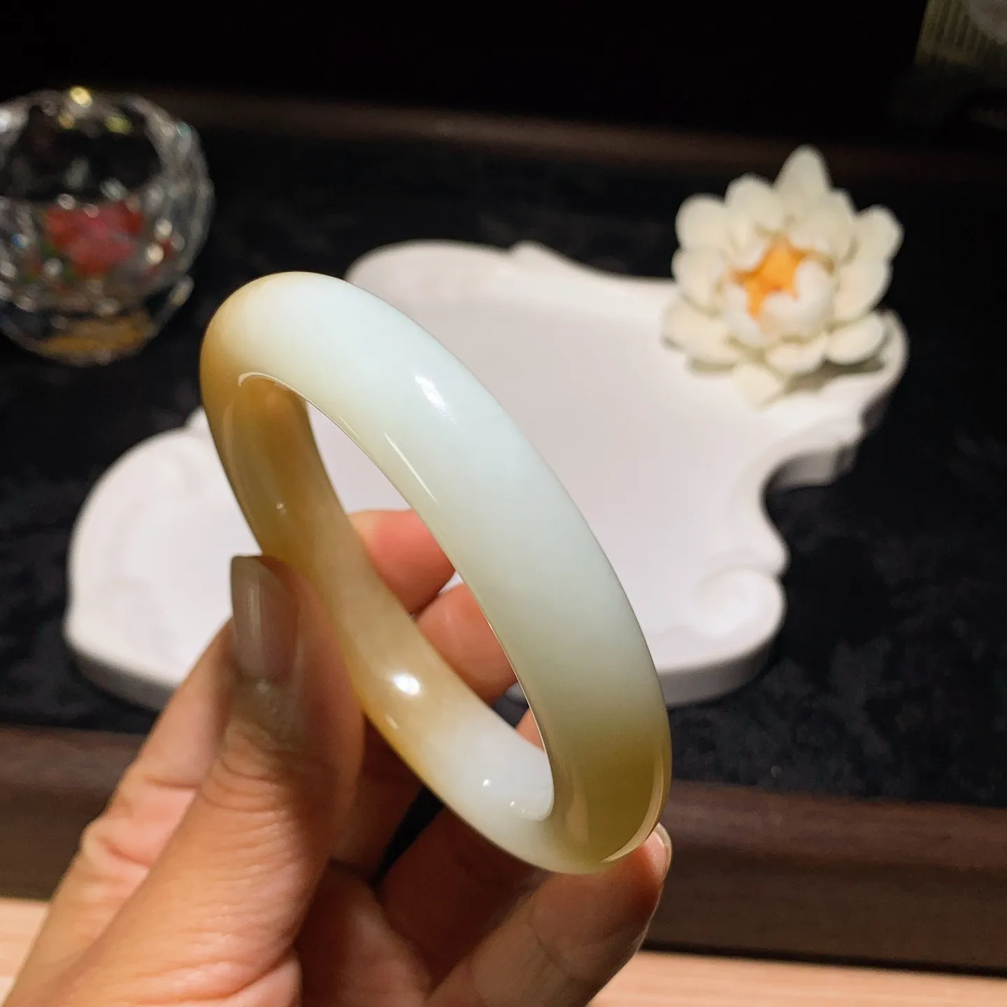 55圈口 新疆和田玉羊脂白且末糖手镯 55圈口条宽12厚9重56克。玉质细腻油润。手推出油。佩戴高端典雅。lt260205