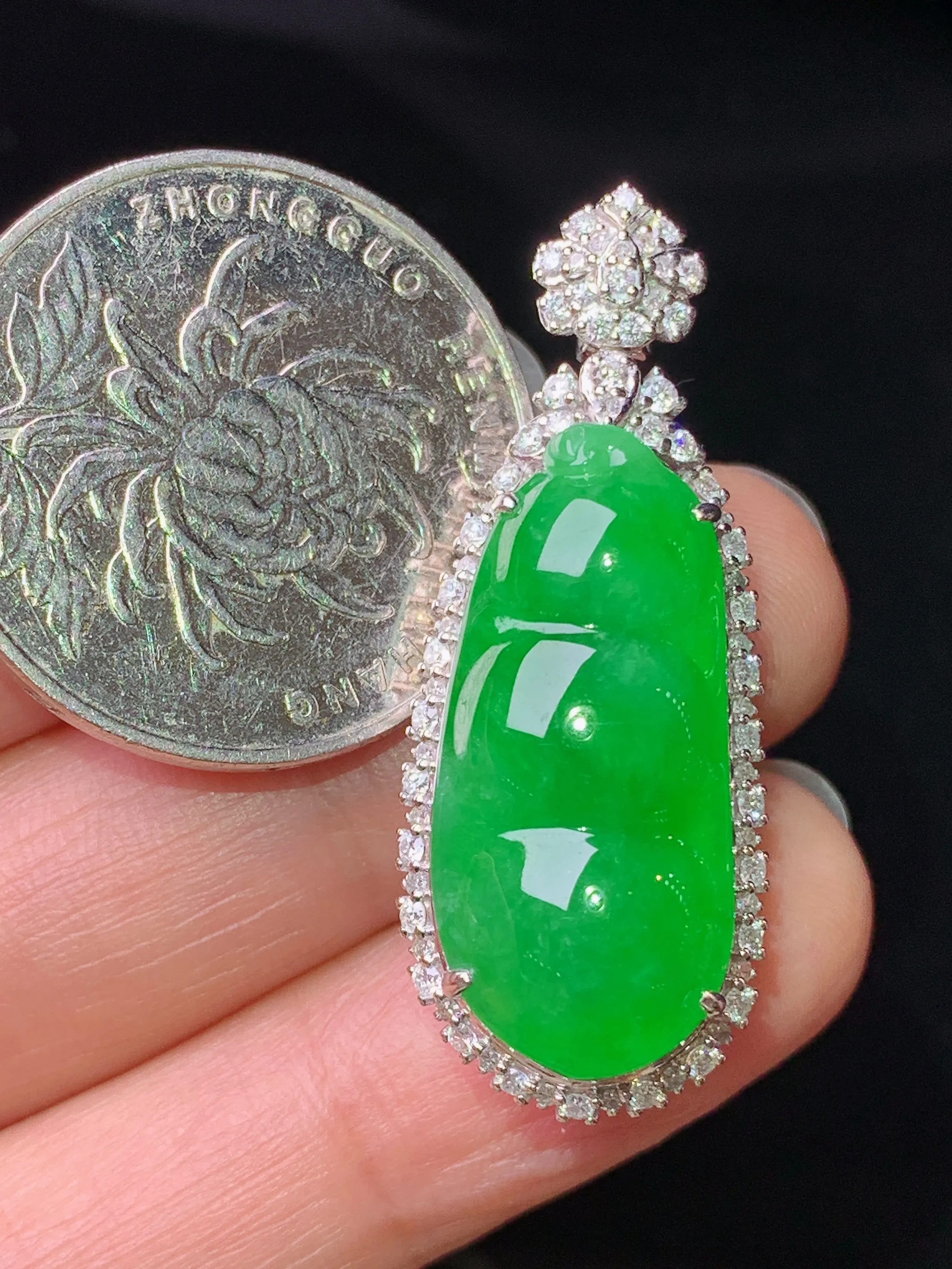 18k金钻镶嵌满绿四季豆吊坠 玉质细腻 色泽艳丽清新 整体尺寸36.5*14.3*12