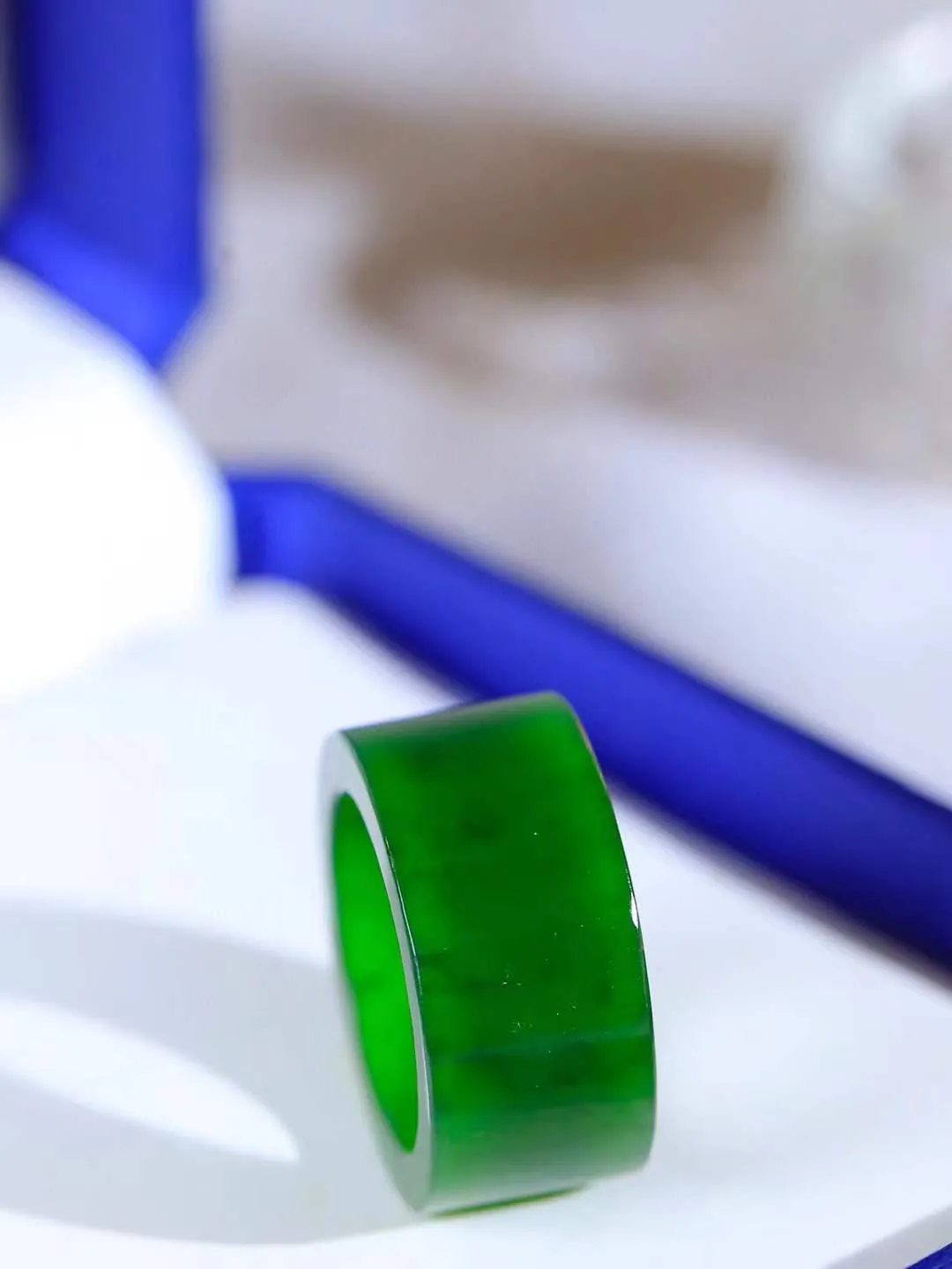 【古韵·扳指】

精品和田玉碧玉扳指，玉质温润，油润感十足， 整器古韵生辉。优雅高贵。运筹帷幄于掌中，决胜于千里之外。重8.9克 内径圈口19mm 尺寸12.2-3.5mm   FDA-3620443