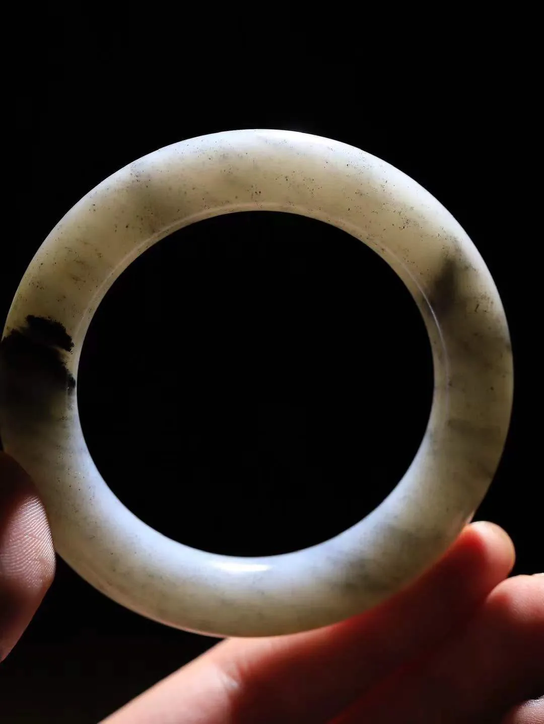 【籽.水墨风情.手镯】

新疆和田籽料青花手镯 玉质细腻饱满，镯型大气，脂感油润。青花晕染轻淌，让人迷醉其中，就如身在云雾飘渺的群山之中，雾气升腾～重76.5克 尺寸55.5-12.5-12.3mm FDT-7720400