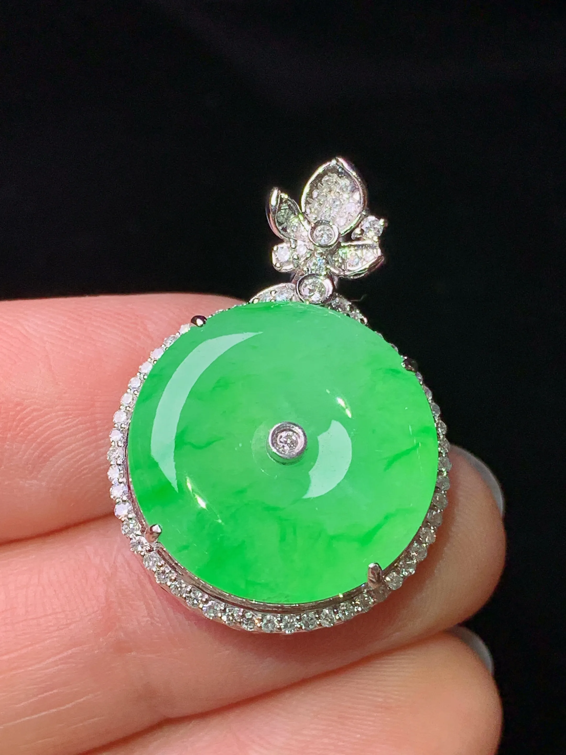 18k金钻镶嵌翠绿平安扣吊坠 玉质细腻 色泽艳丽清新 整体尺寸29*20.3*8.5